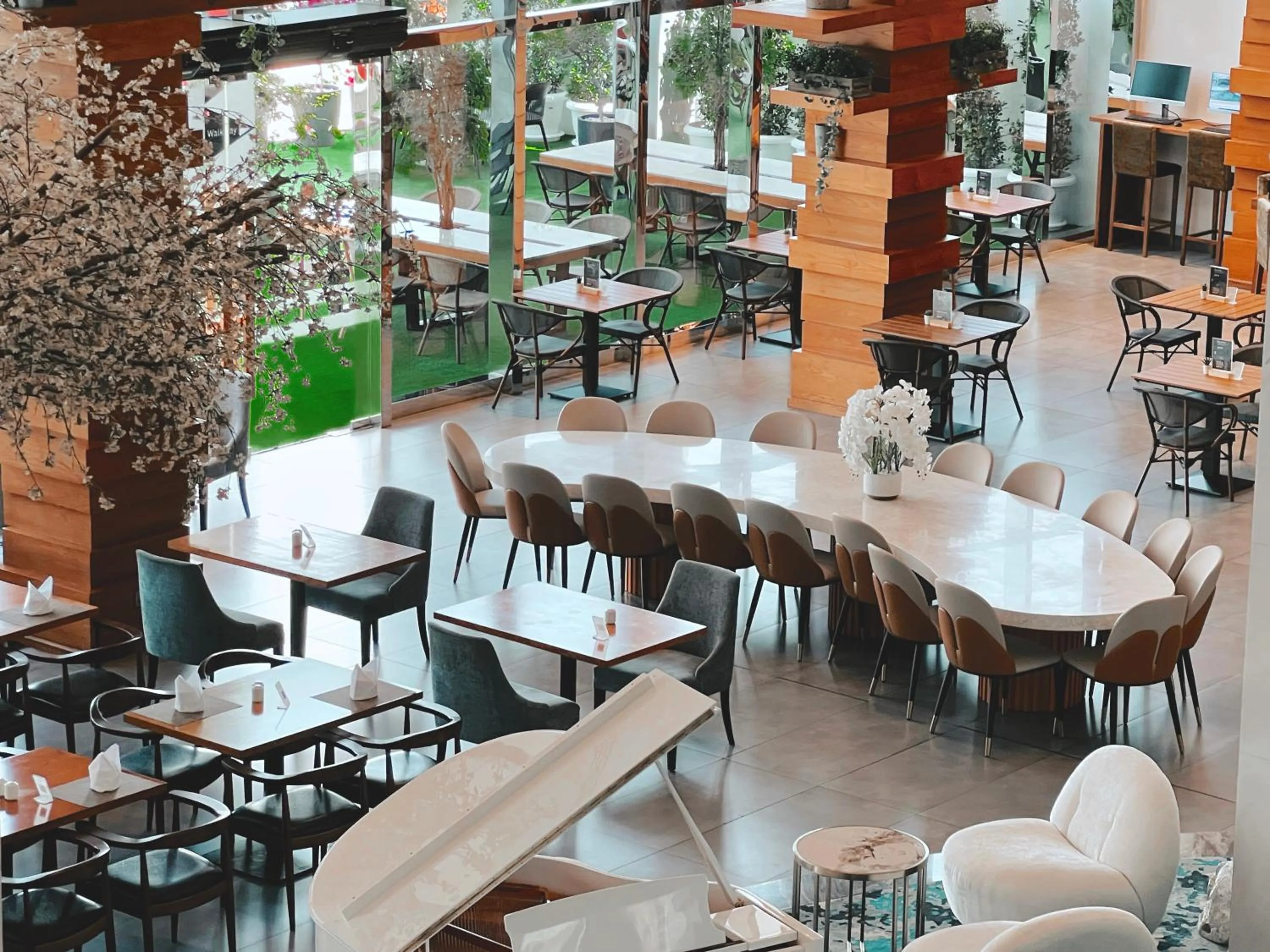 Restaurant/places to eat in Canal Central Hotel Business Bay