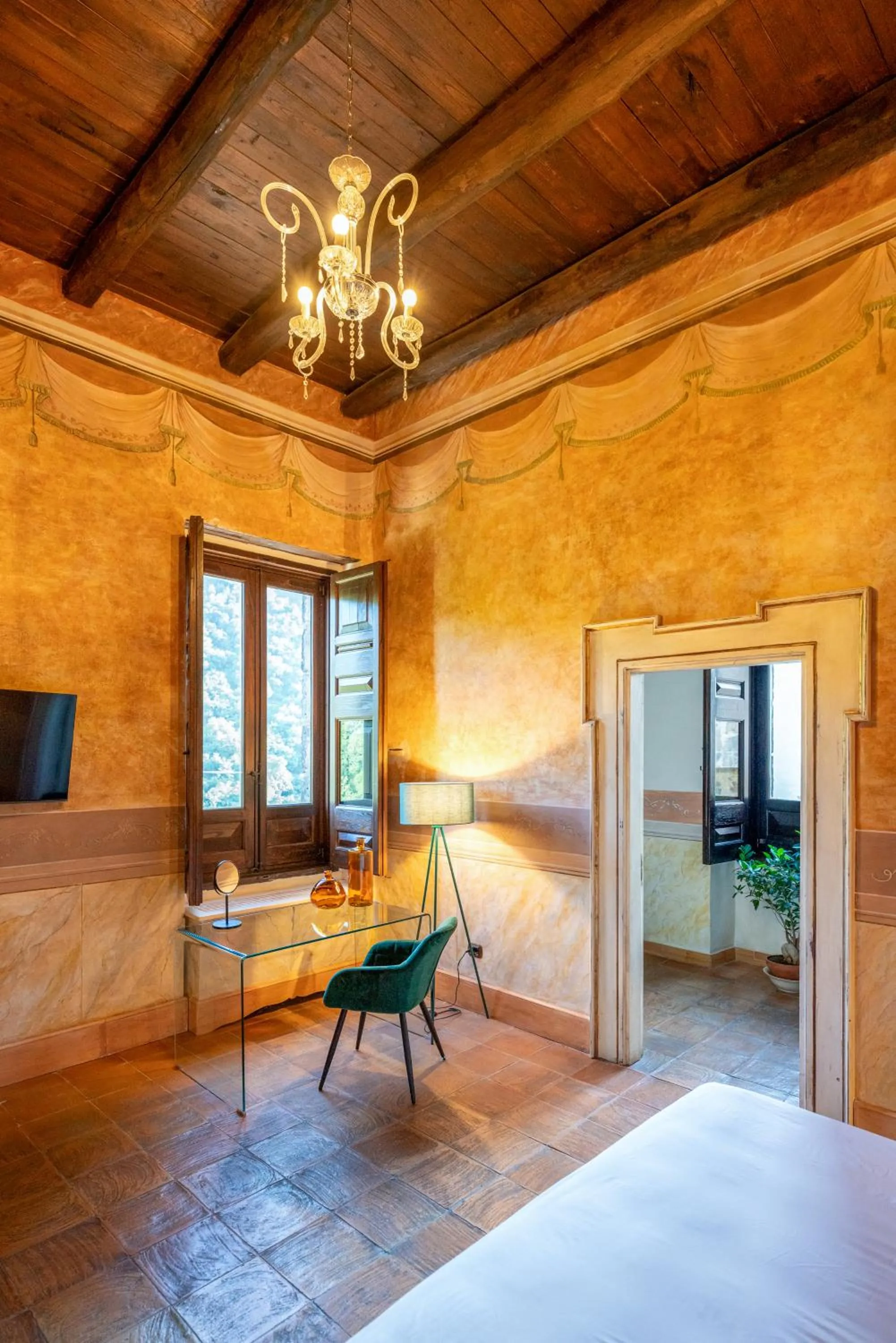 Seating area, Bed in Castello di Limatola