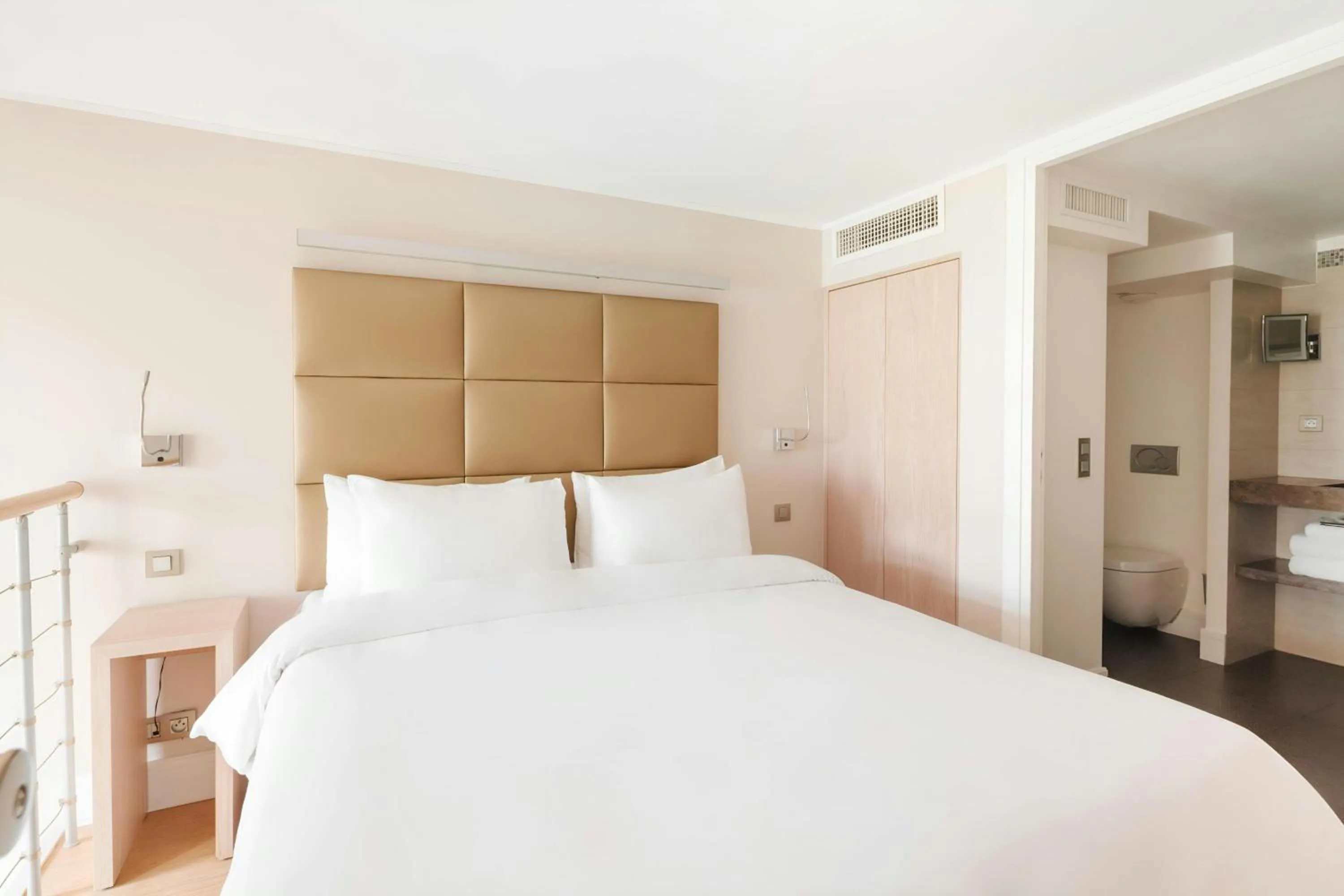 Bedroom, Bed in L'Edmond Hotel Parc Monceau, Sonder by Marriott Bonvoy