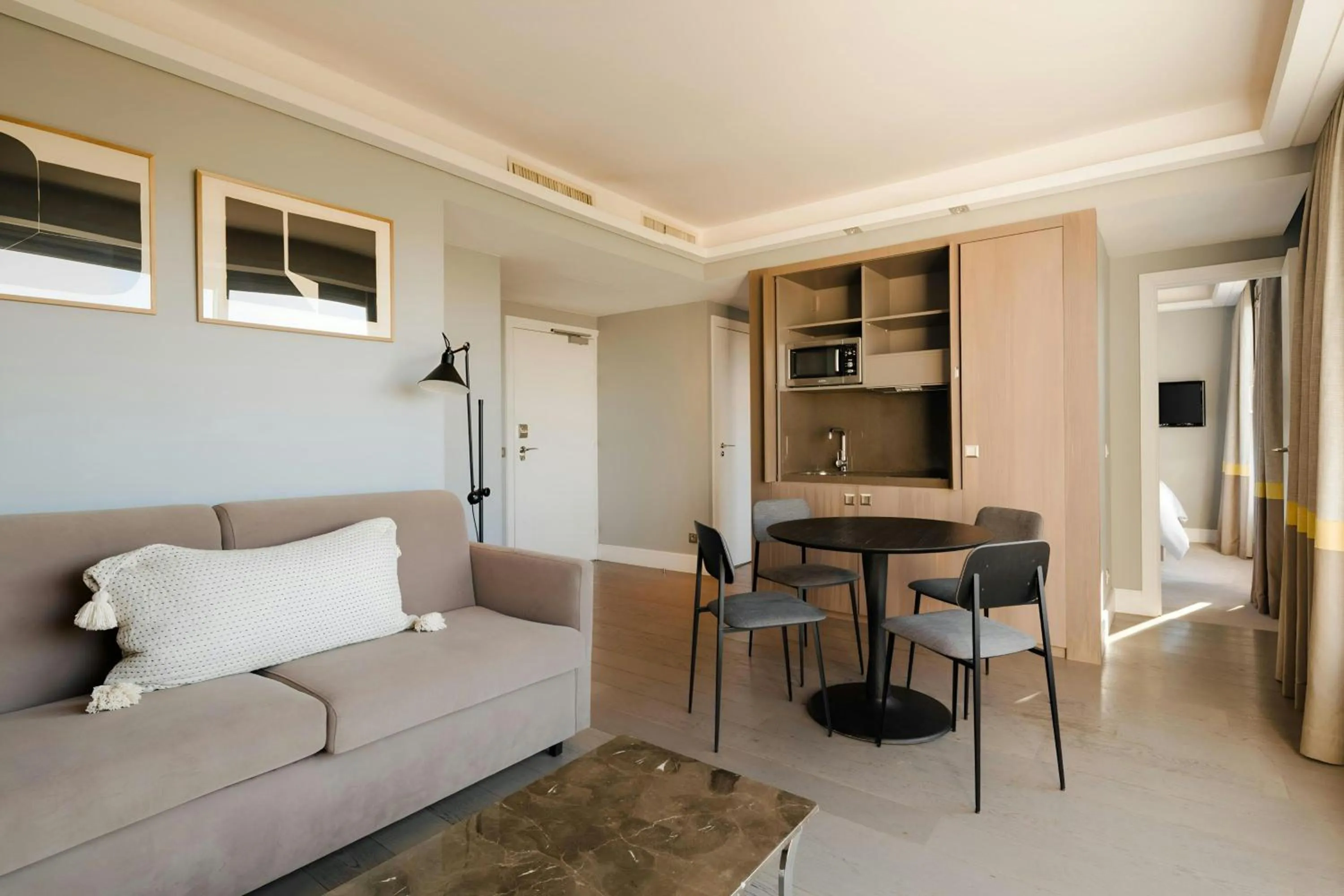 Living room in L'Edmond Hotel Parc Monceau, Sonder by Marriott Bonvoy