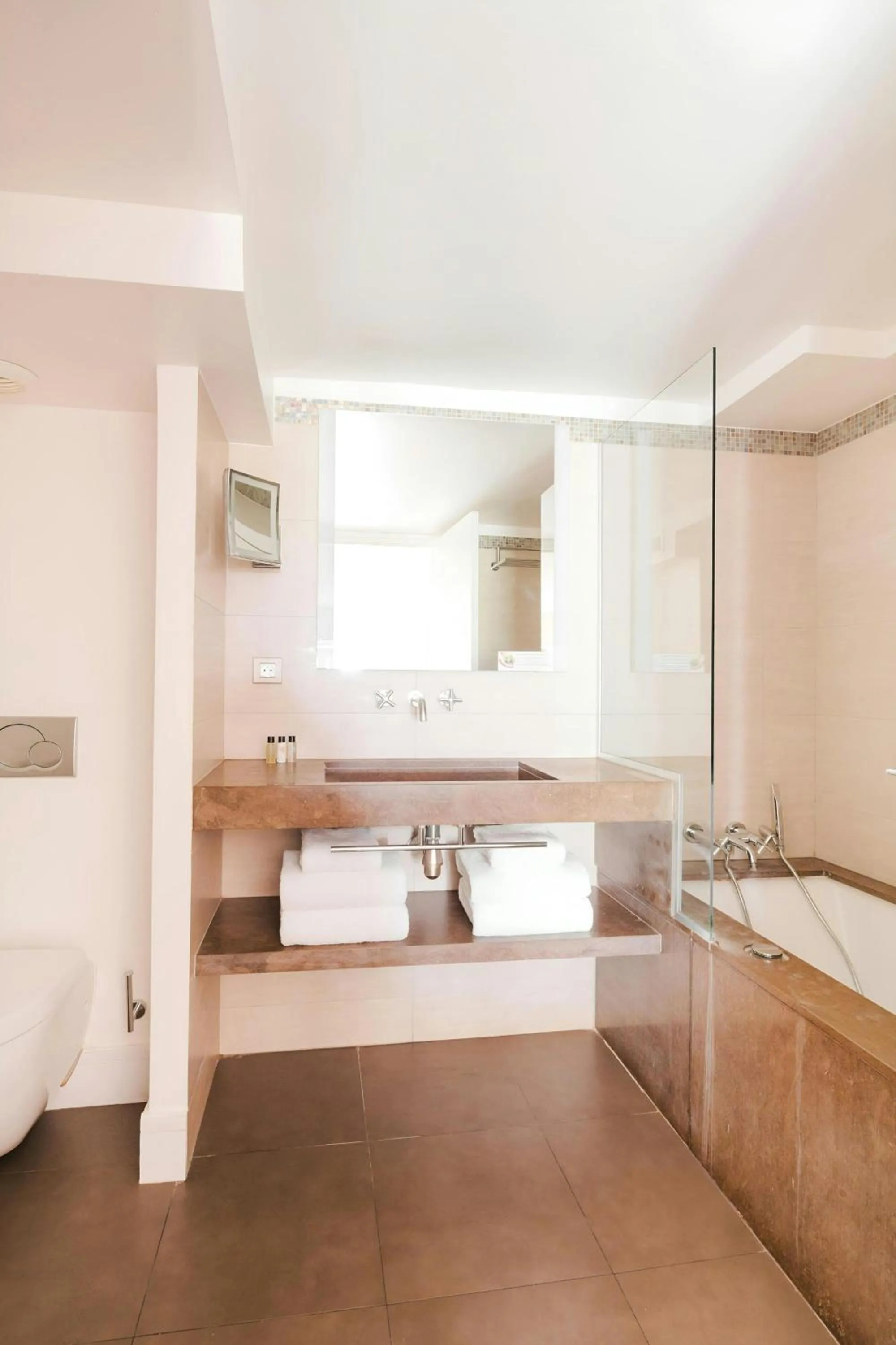 Bathroom in L'Edmond Hotel Parc Monceau, Sonder by Marriott Bonvoy