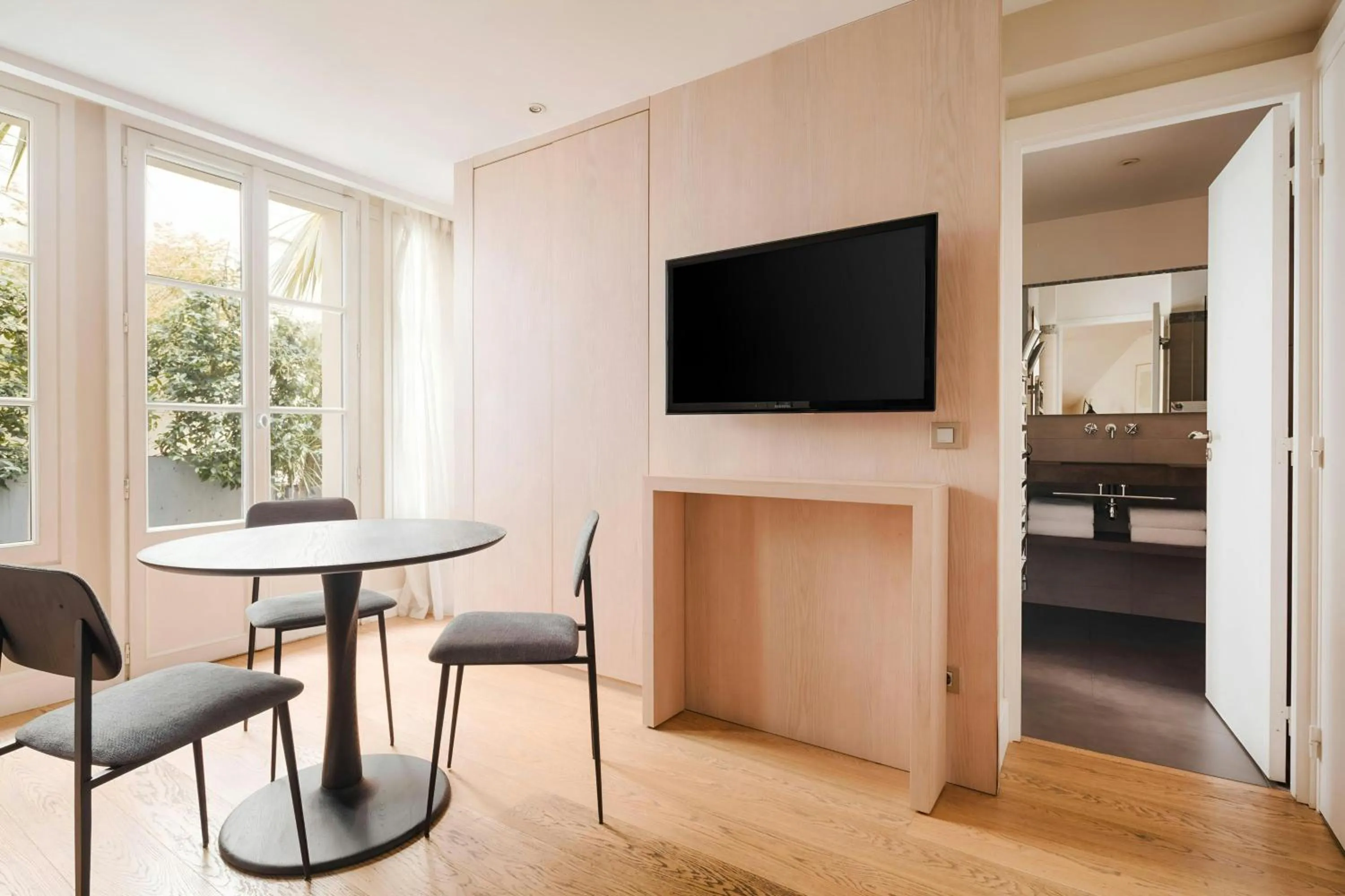 Living room in L'Edmond Hotel Parc Monceau, Sonder by Marriott Bonvoy