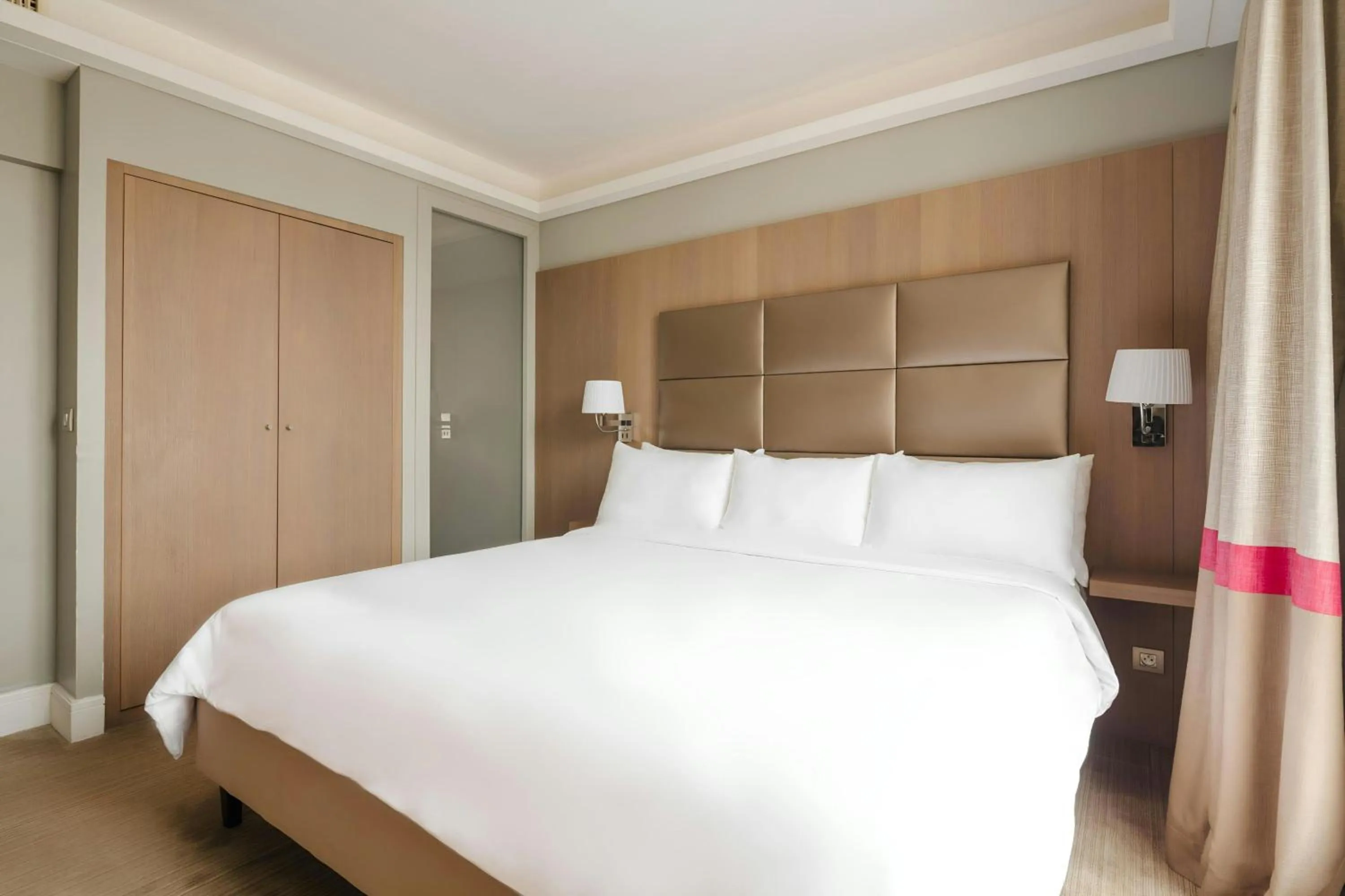 Bedroom, Bed in L'Edmond Hotel Parc Monceau, Sonder by Marriott Bonvoy