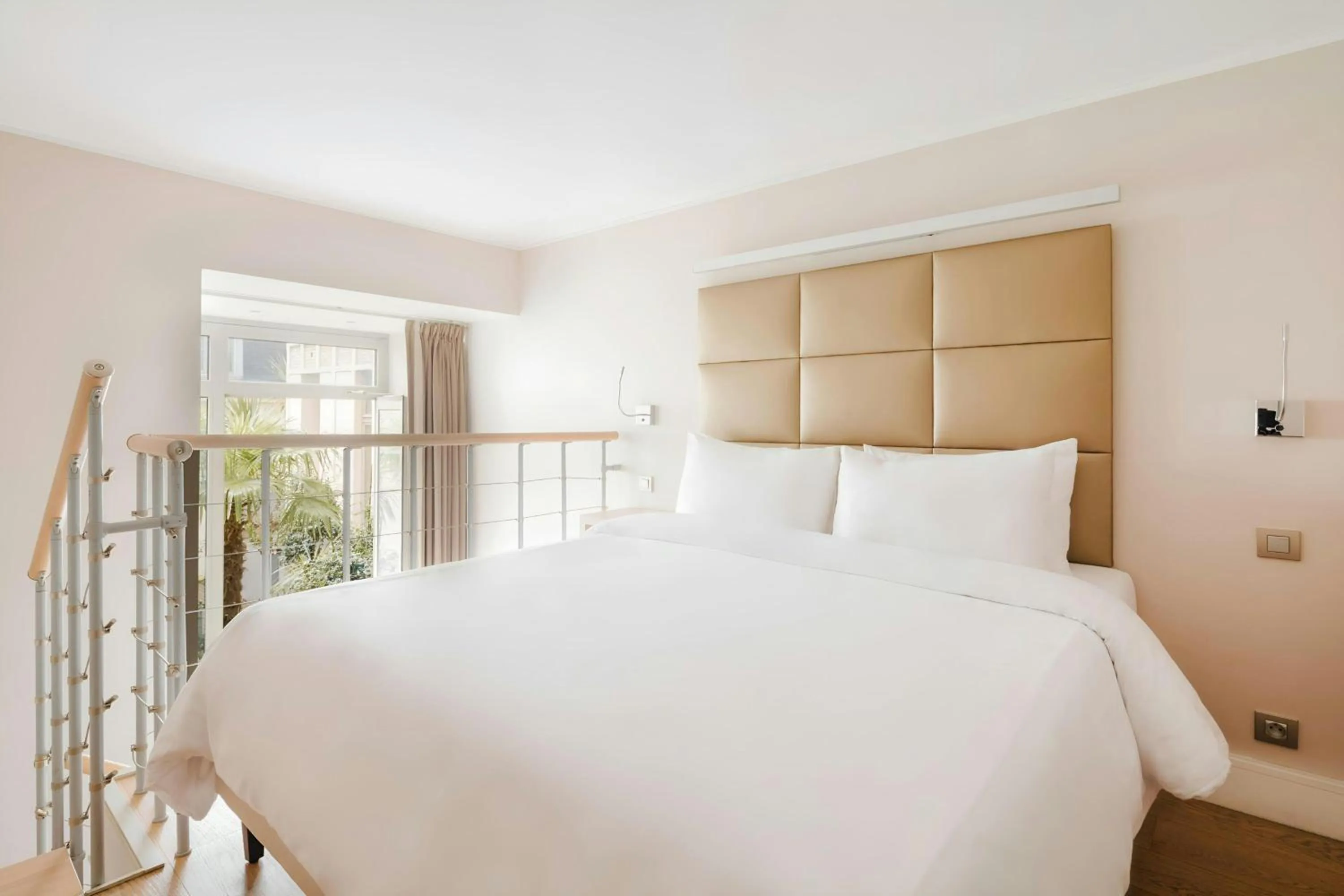 Bedroom, Bed in L'Edmond Hotel Parc Monceau, Sonder by Marriott Bonvoy