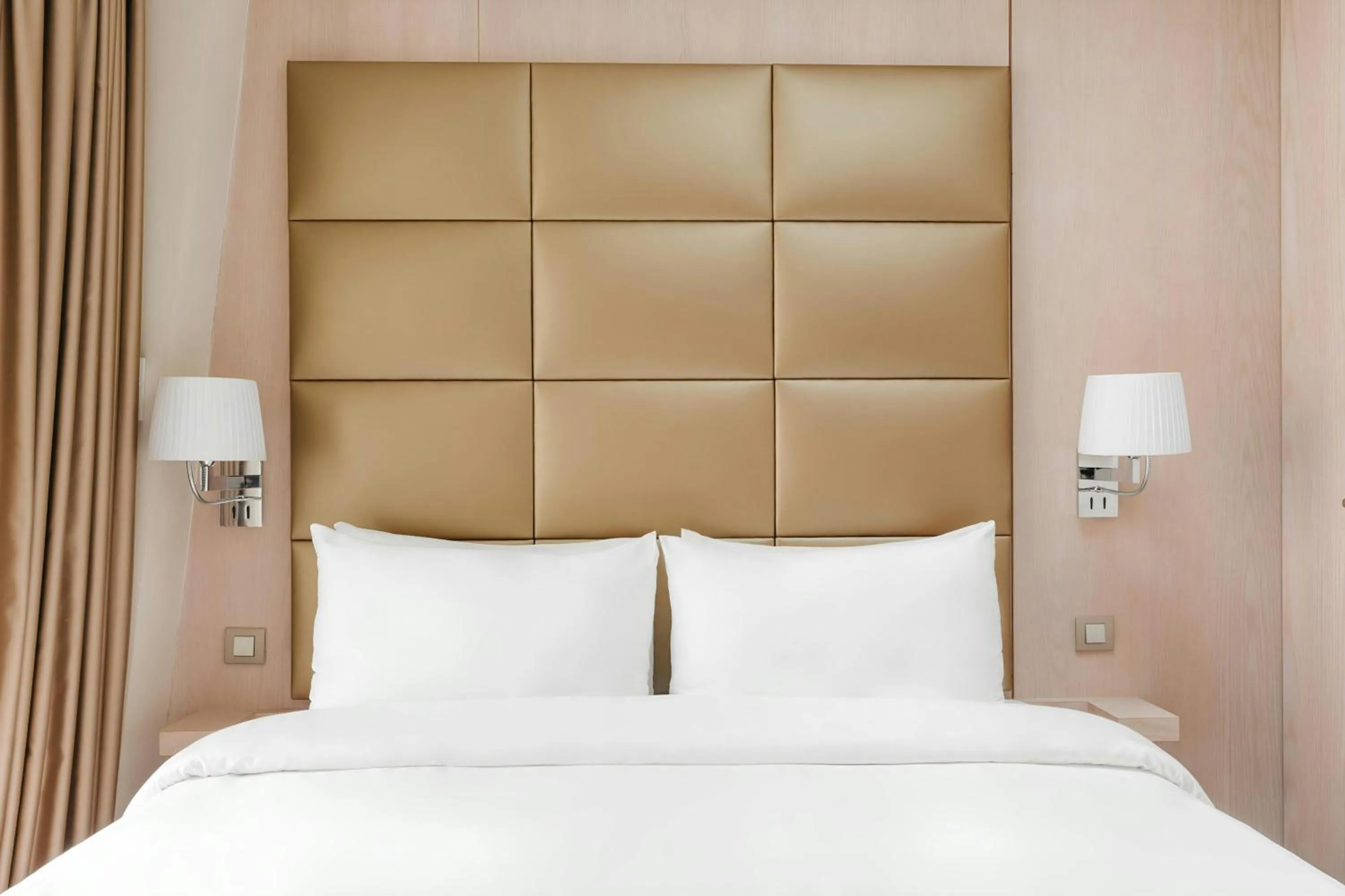 Bedroom, Bed in L'Edmond Hotel Parc Monceau, Sonder by Marriott Bonvoy