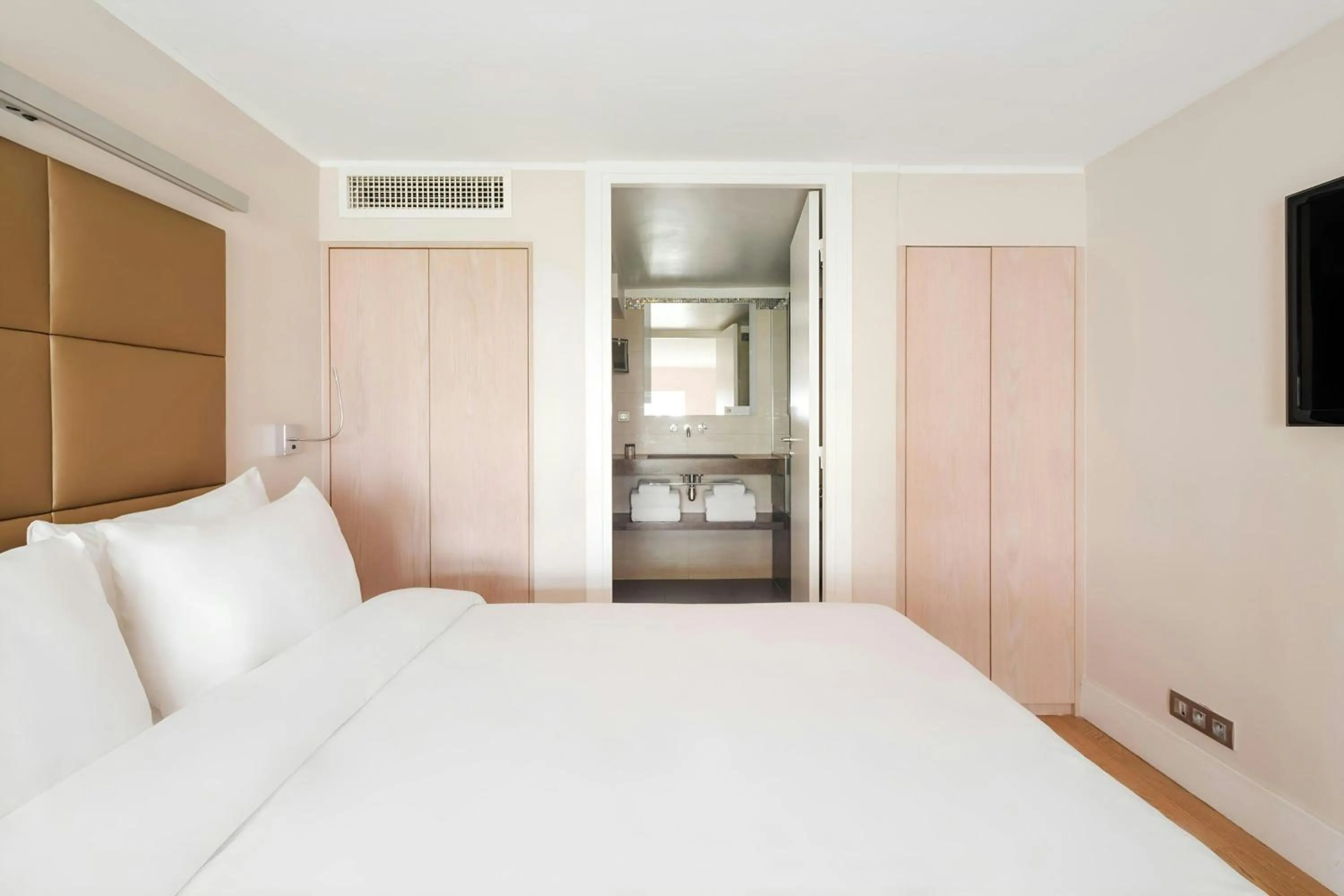 Bedroom, Bed in L'Edmond Hotel Parc Monceau, Sonder by Marriott Bonvoy