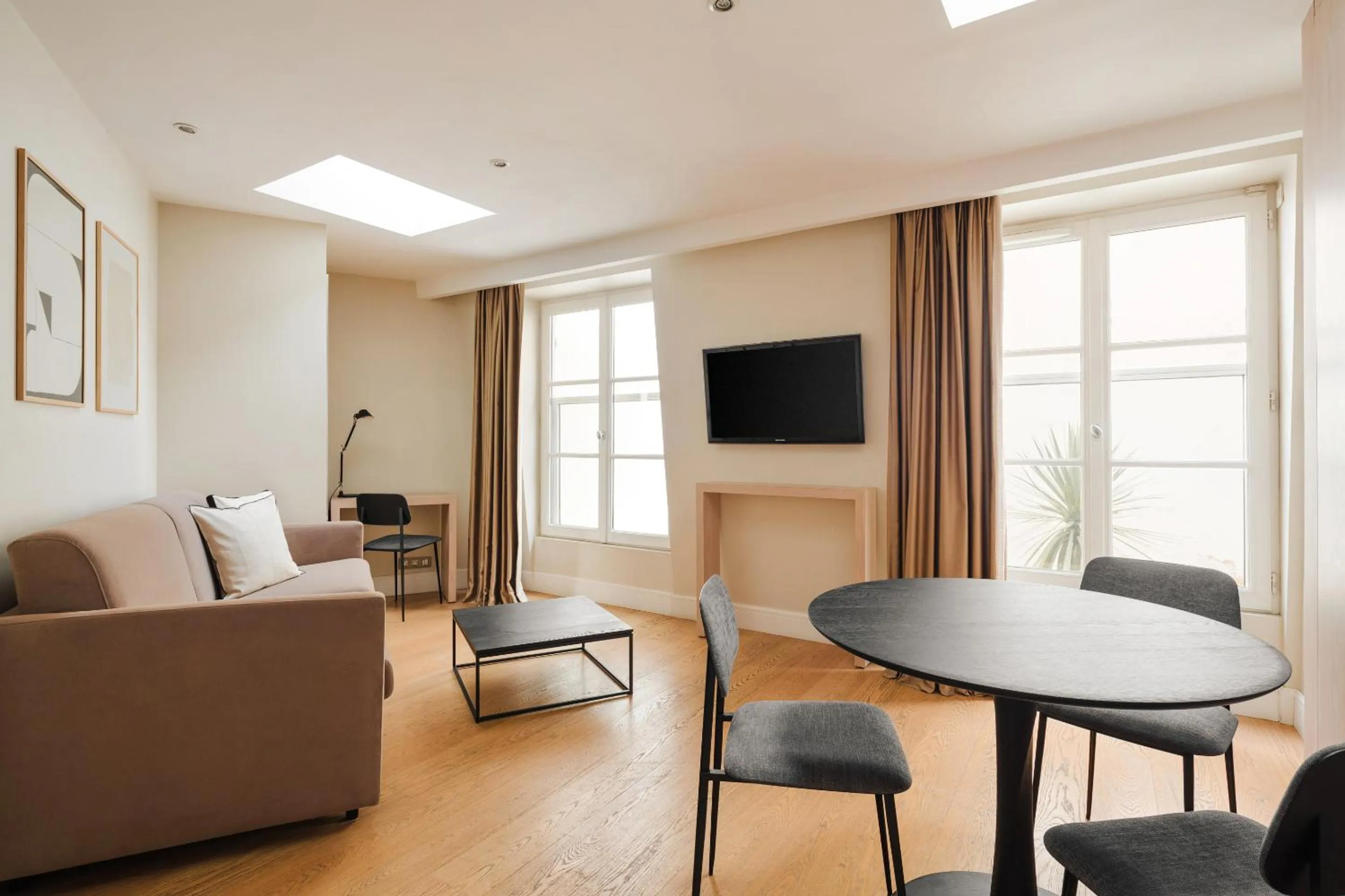 Queen Suite in L'Edmond Hotel Parc Monceau, Sonder by Marriott Bonvoy