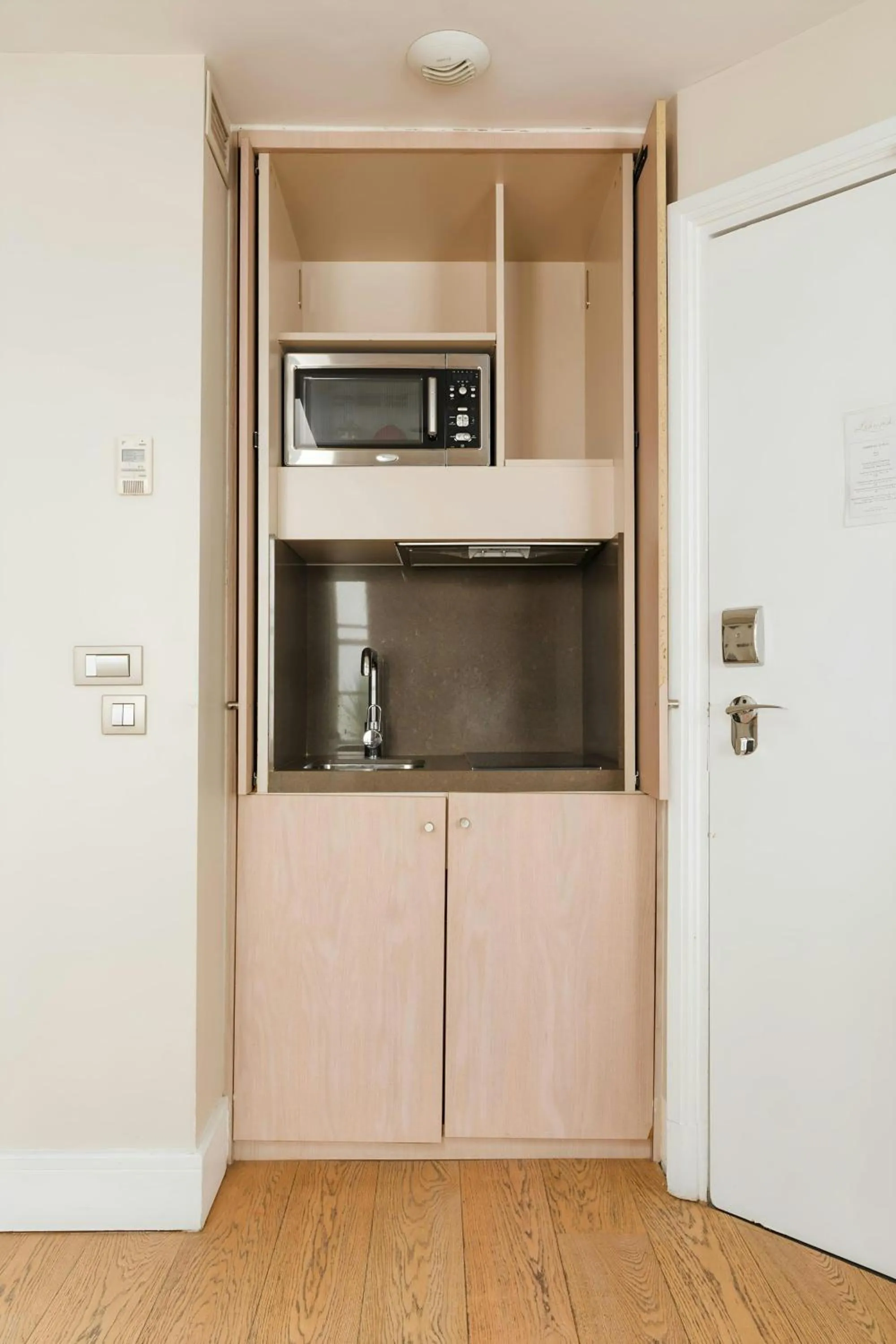 Kitchen or kitchenette in L'Edmond Hotel Parc Monceau, Sonder by Marriott Bonvoy