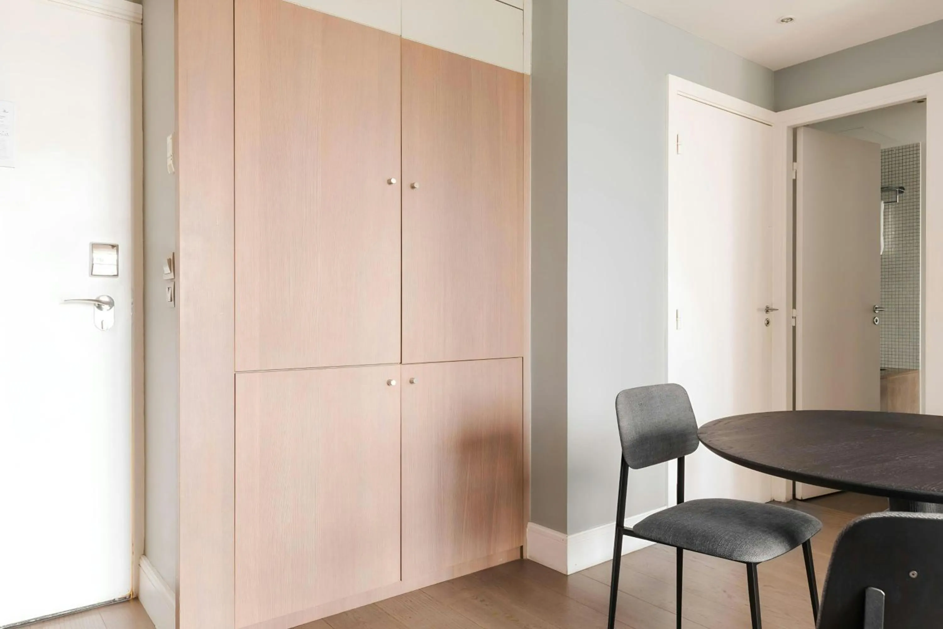 Photo of the whole room in L'Edmond Hotel Parc Monceau, Sonder by Marriott Bonvoy