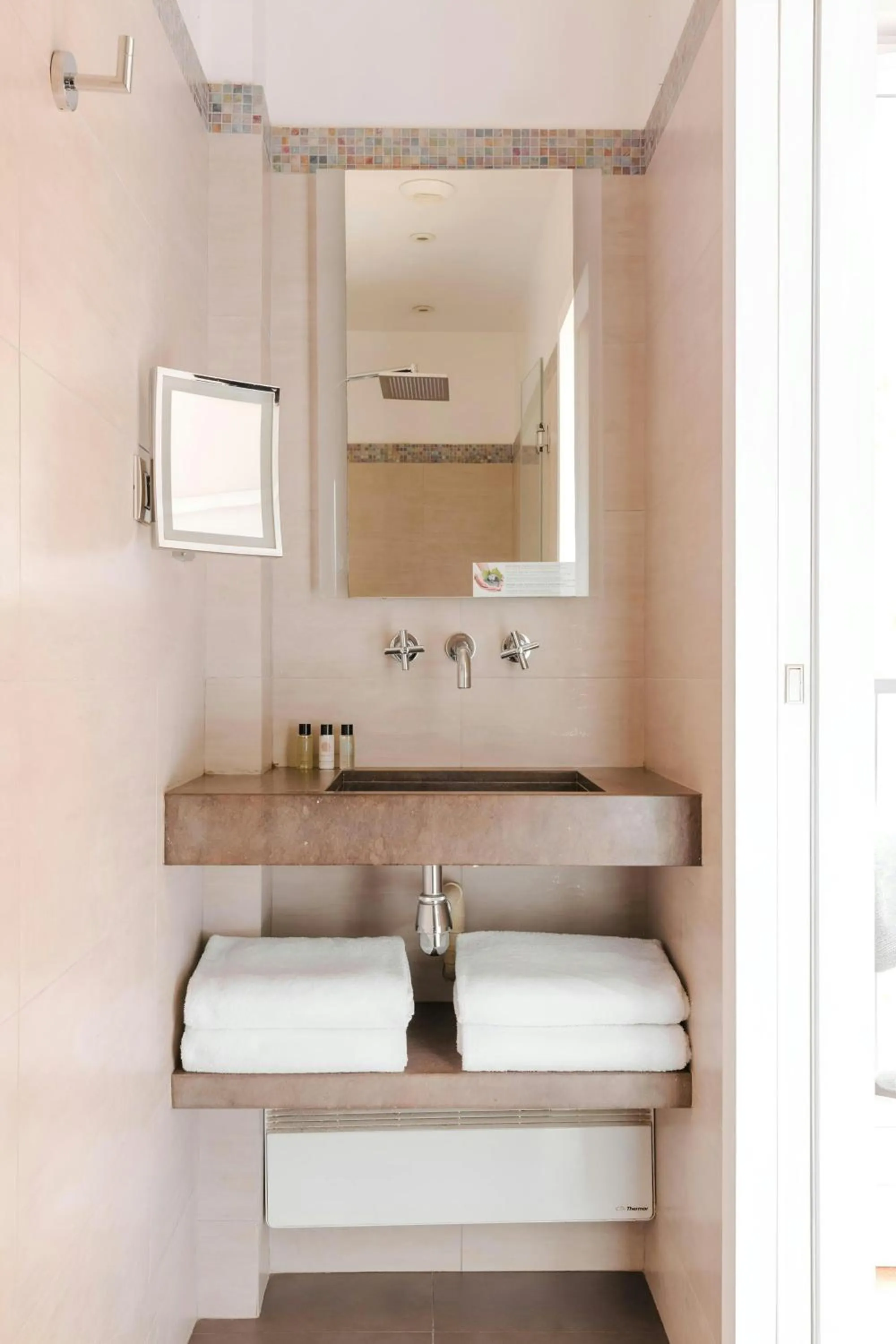 Bathroom in L'Edmond Hotel Parc Monceau, Sonder by Marriott Bonvoy