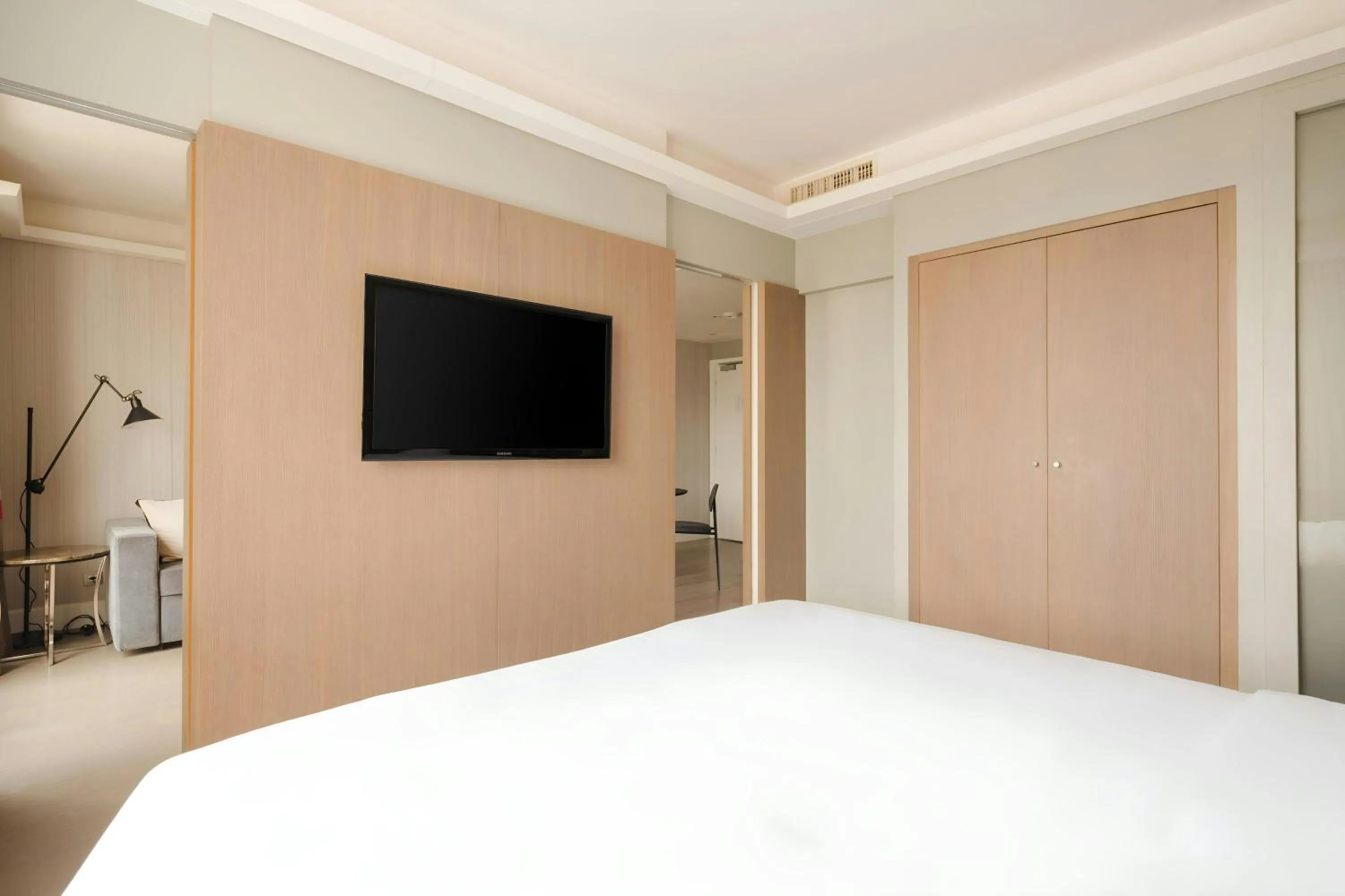 Bedroom, Bed in L'Edmond Hotel Parc Monceau, Sonder by Marriott Bonvoy