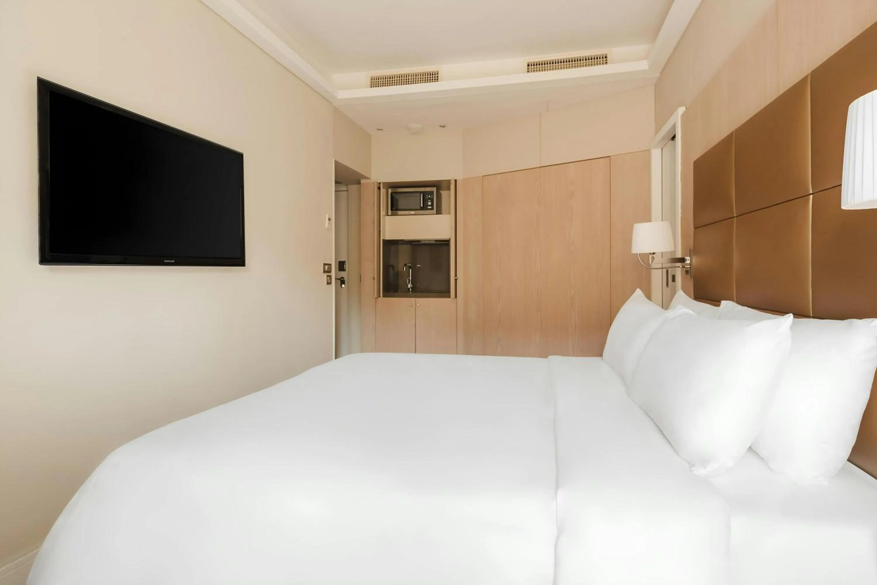 Bedroom, Bed in L'Edmond Hotel Parc Monceau, Sonder by Marriott Bonvoy