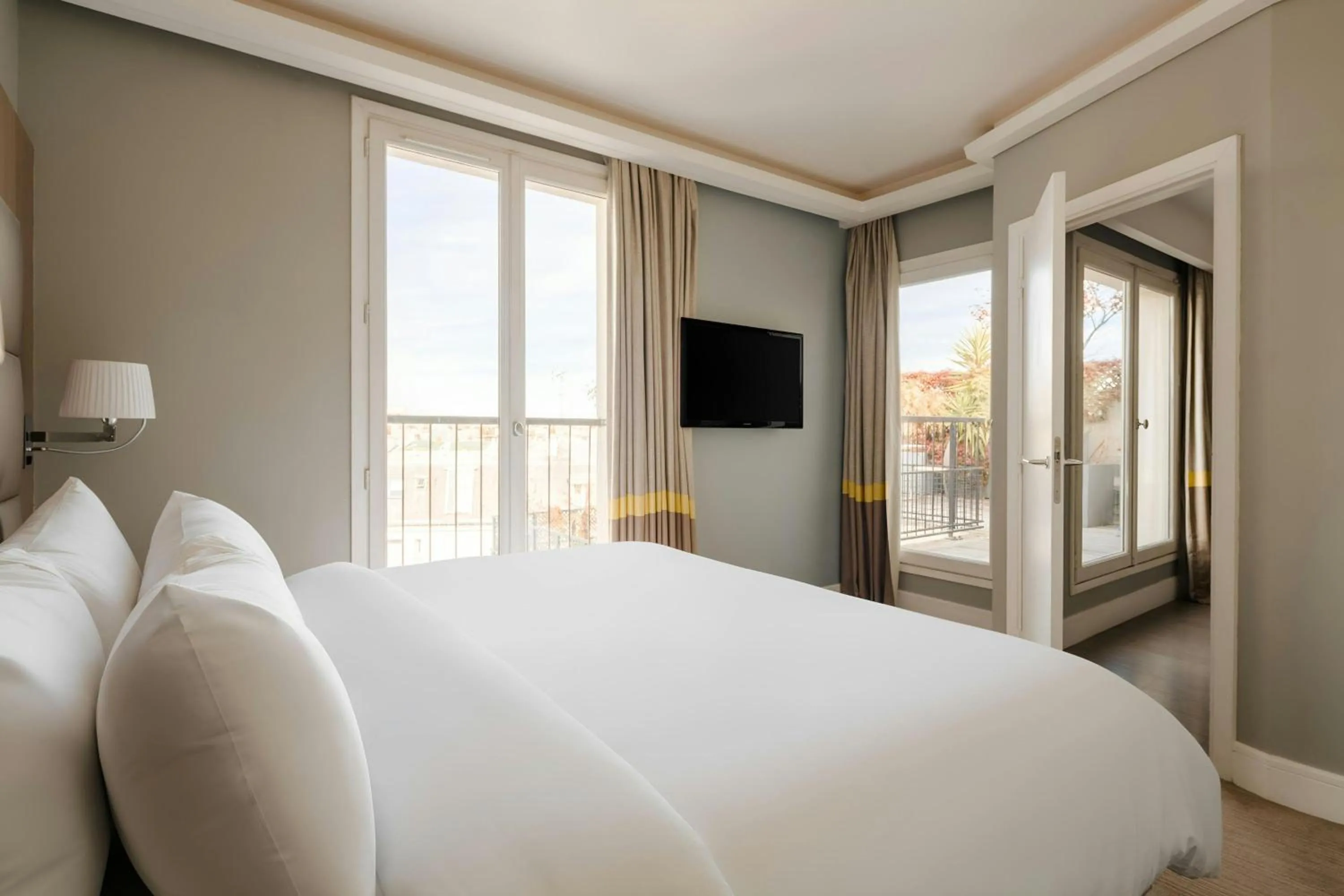 Bedroom, Bed in L'Edmond Hotel Parc Monceau, Sonder by Marriott Bonvoy