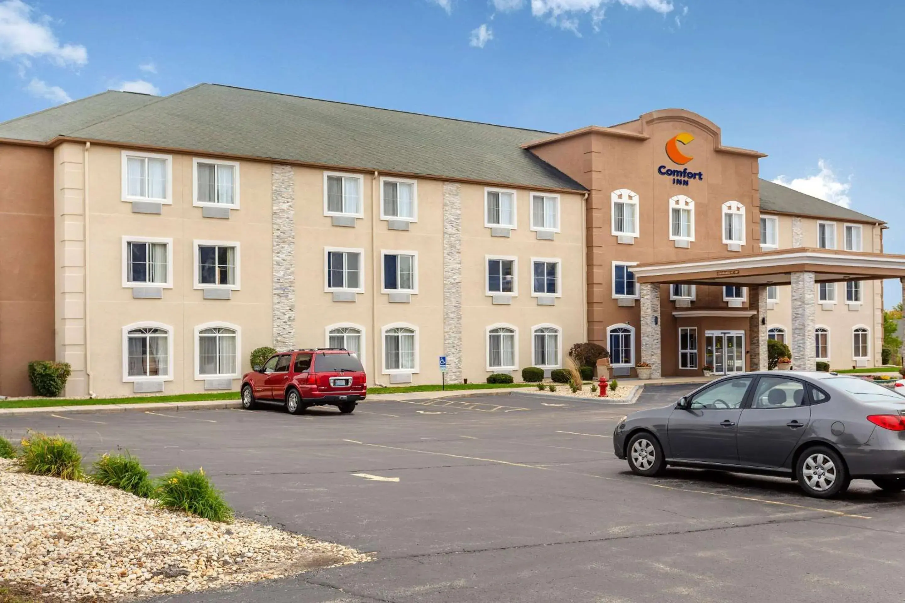 Property building in Comfort Inn DeKalb - University Area Property building in Comfort Inn DeKalb - University Area