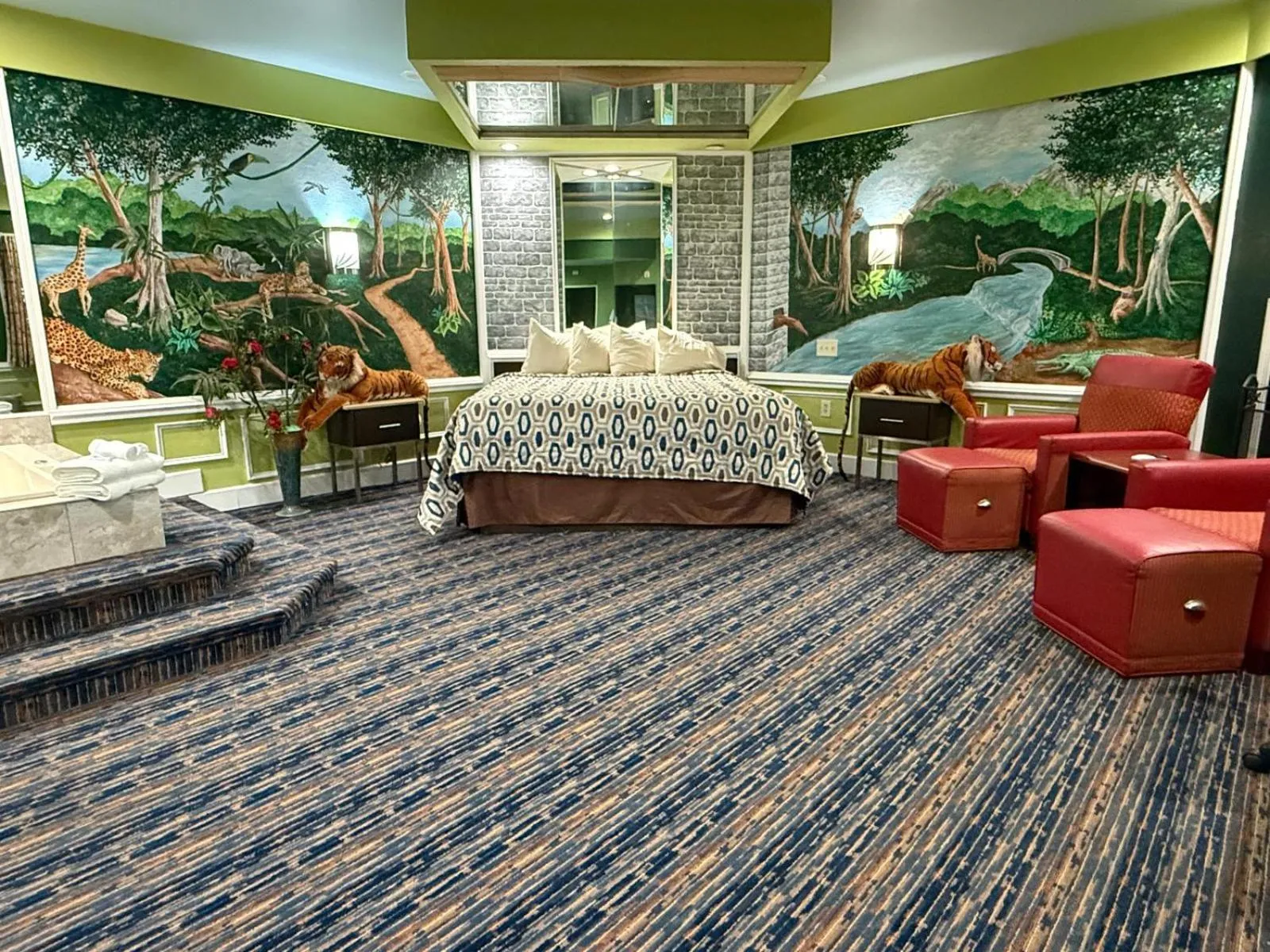 Photo of the whole room, Bed in Inn of the Dove Cherry Hill - Philadelphia