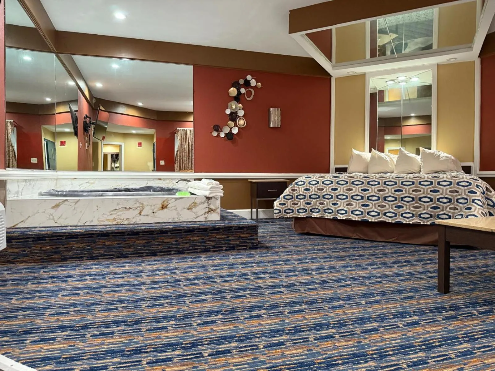 Photo of the whole room, Bed in Inn of the Dove Cherry Hill - Philadelphia