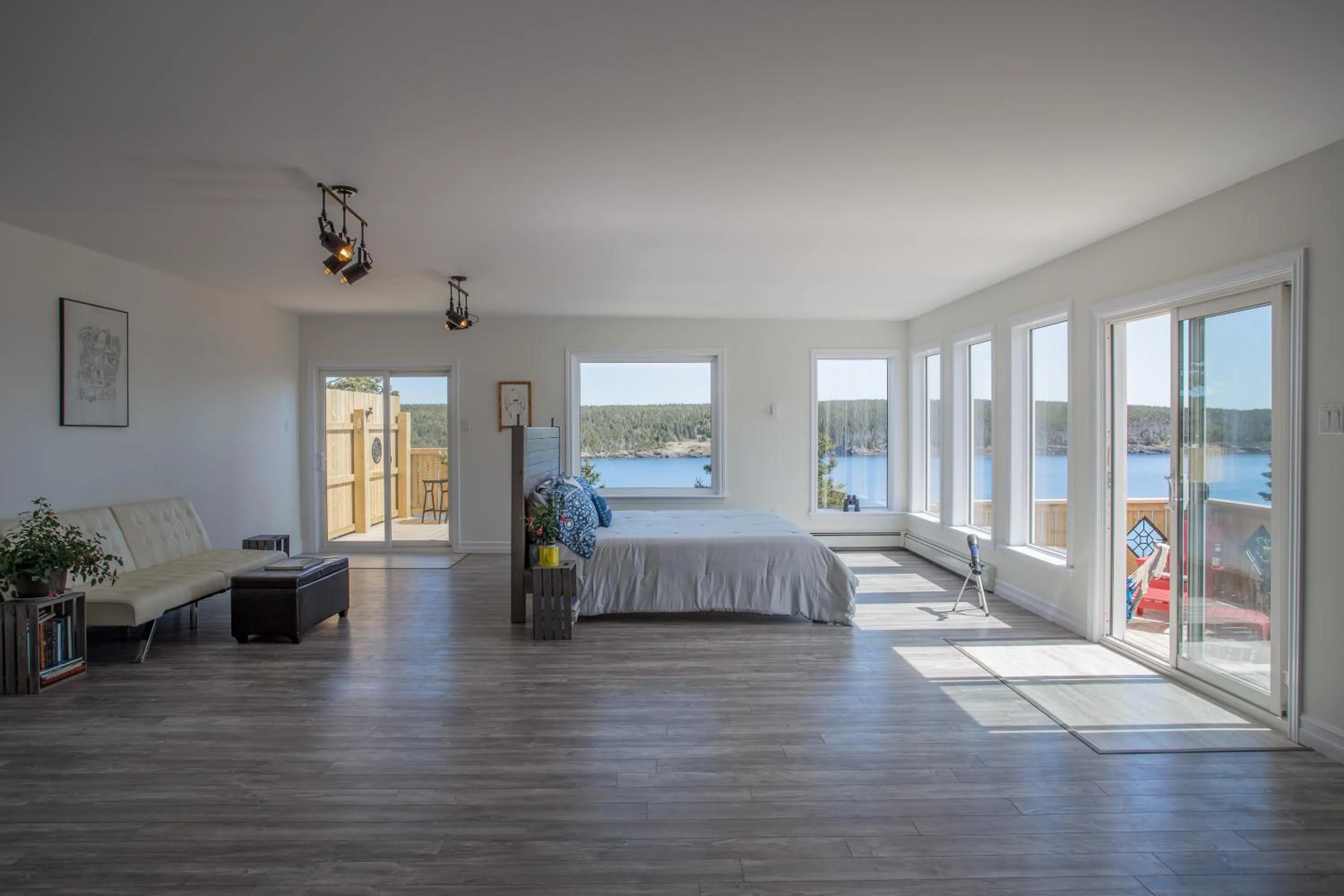 Studio with Hot Tub in Whale House Guest House