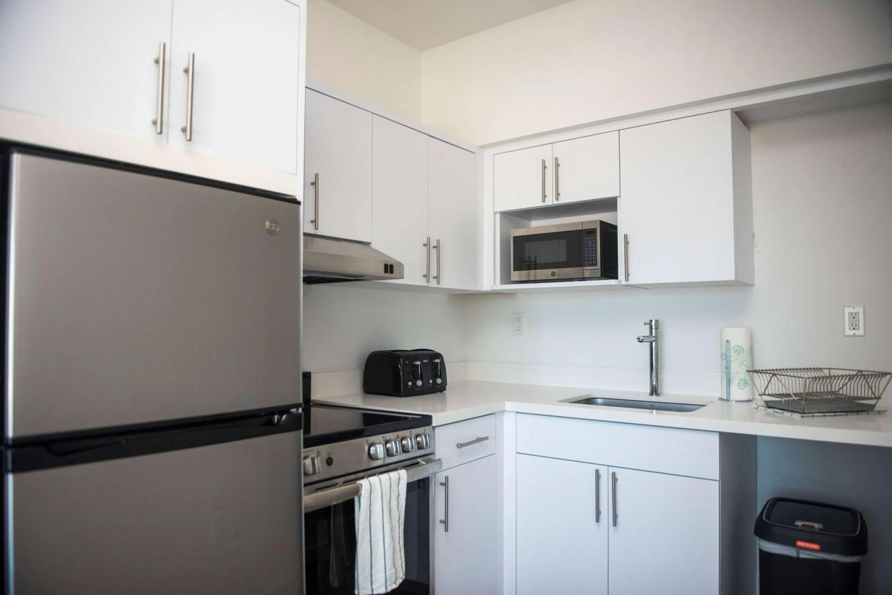 Photo of the whole room, Kitchen/Kitchenette in 12th & Ocean Suites by LuxUrban