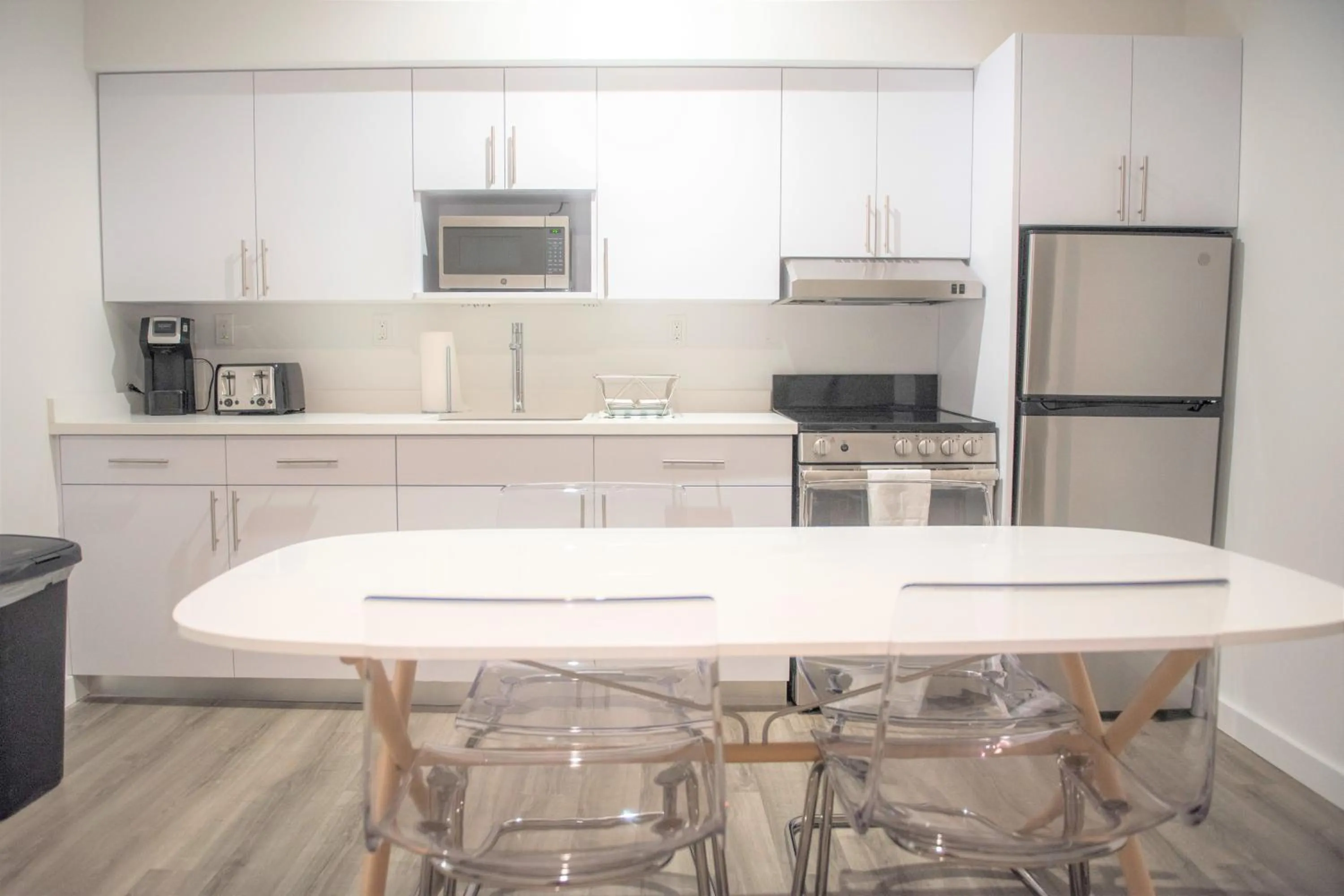 Kitchen/Kitchenette in 12th & Ocean Suites by LuxUrban