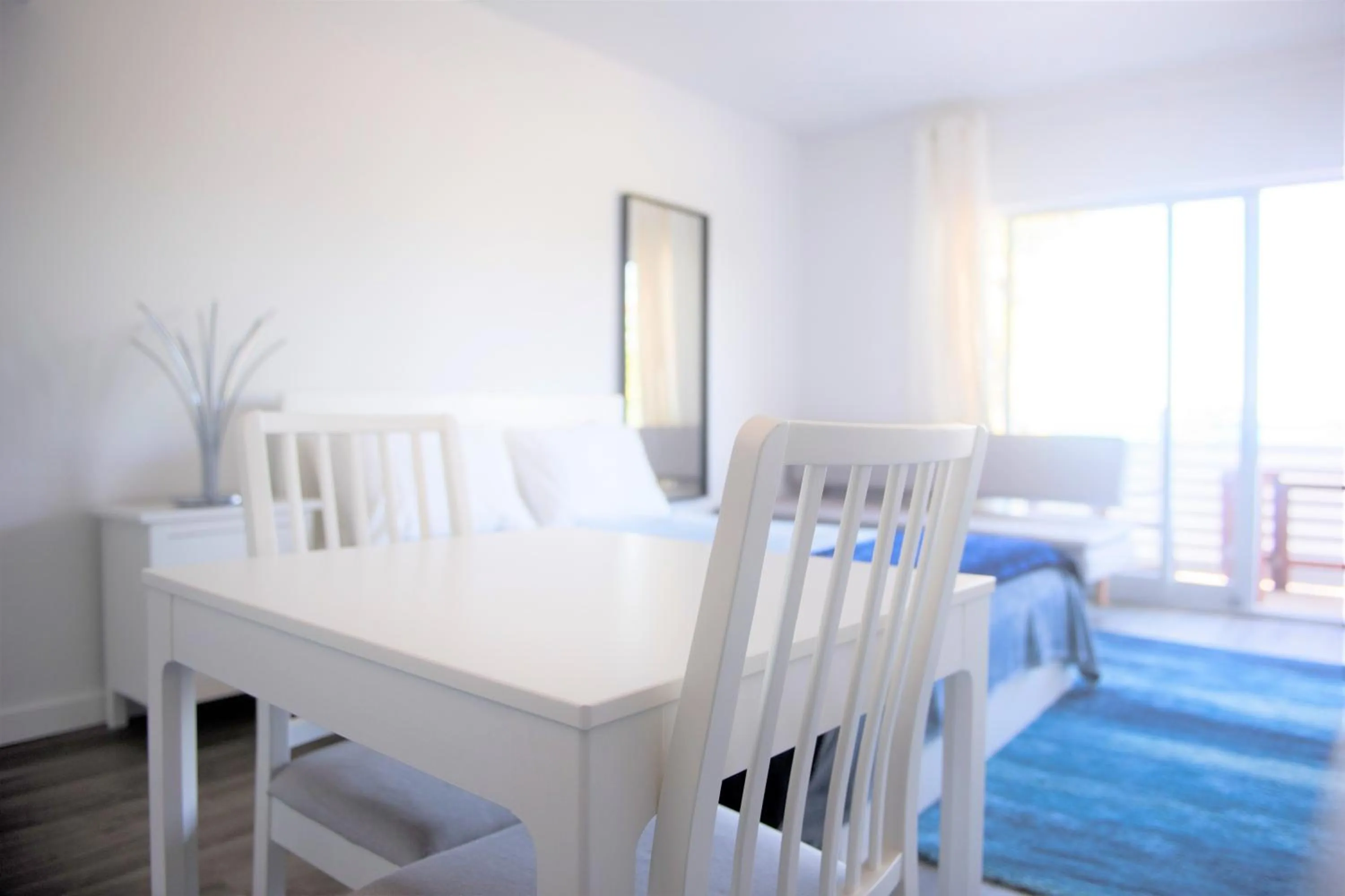 Dining area, Seating Area in 12th & Ocean Suites by LuxUrban