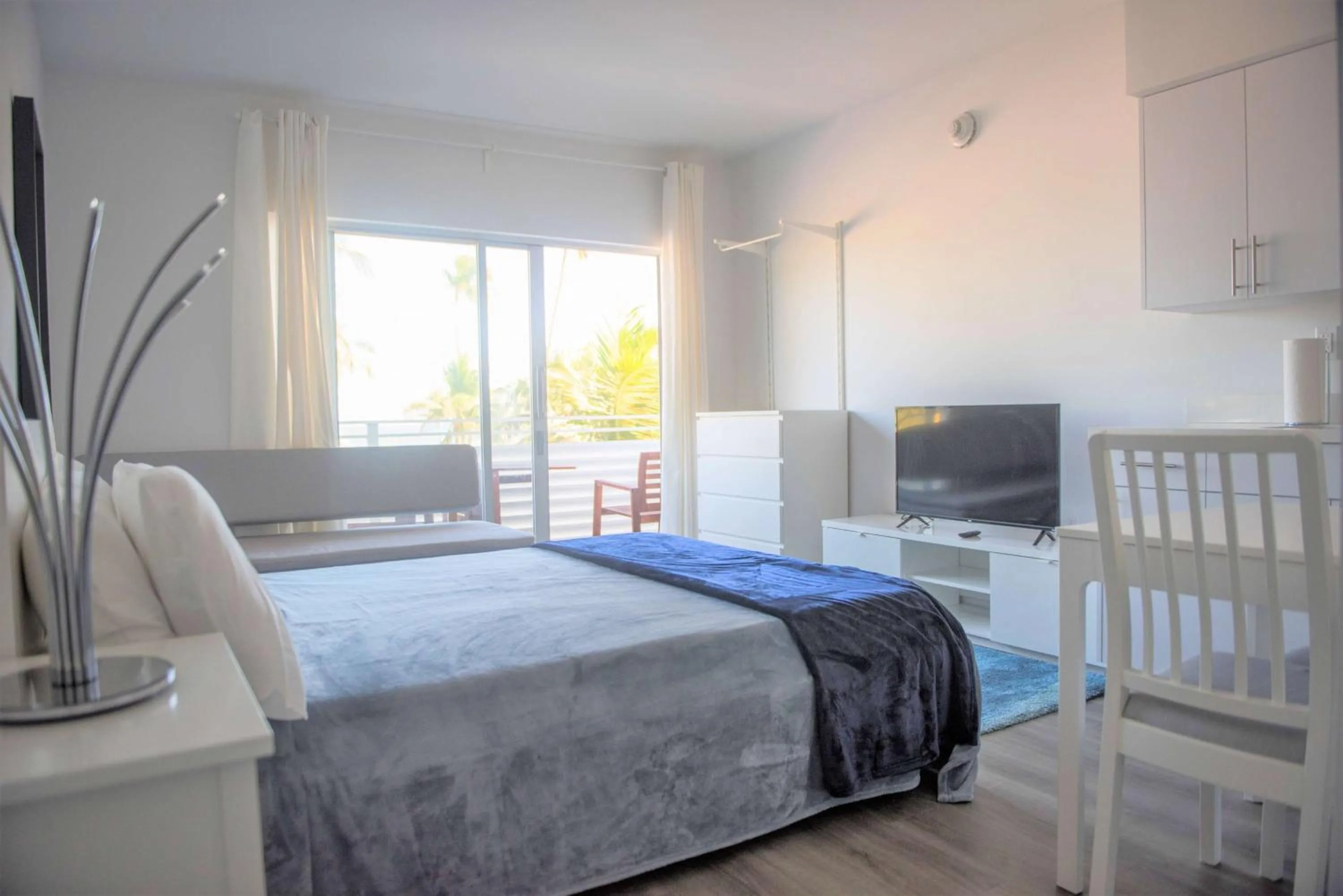 Photo of the whole room in 12th & Ocean Suites by LuxUrban