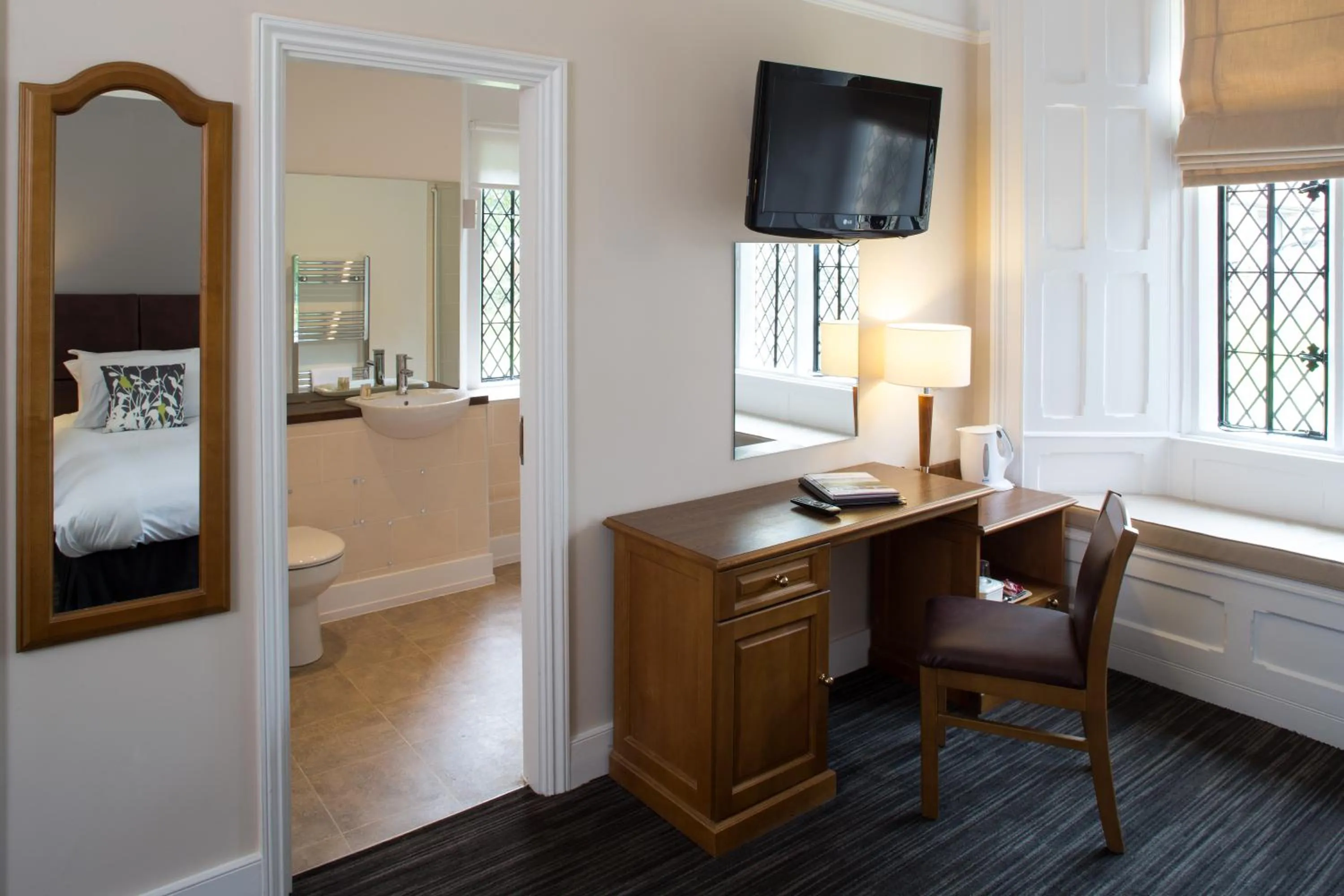 Bathroom, Bed in Thornbury Lodge