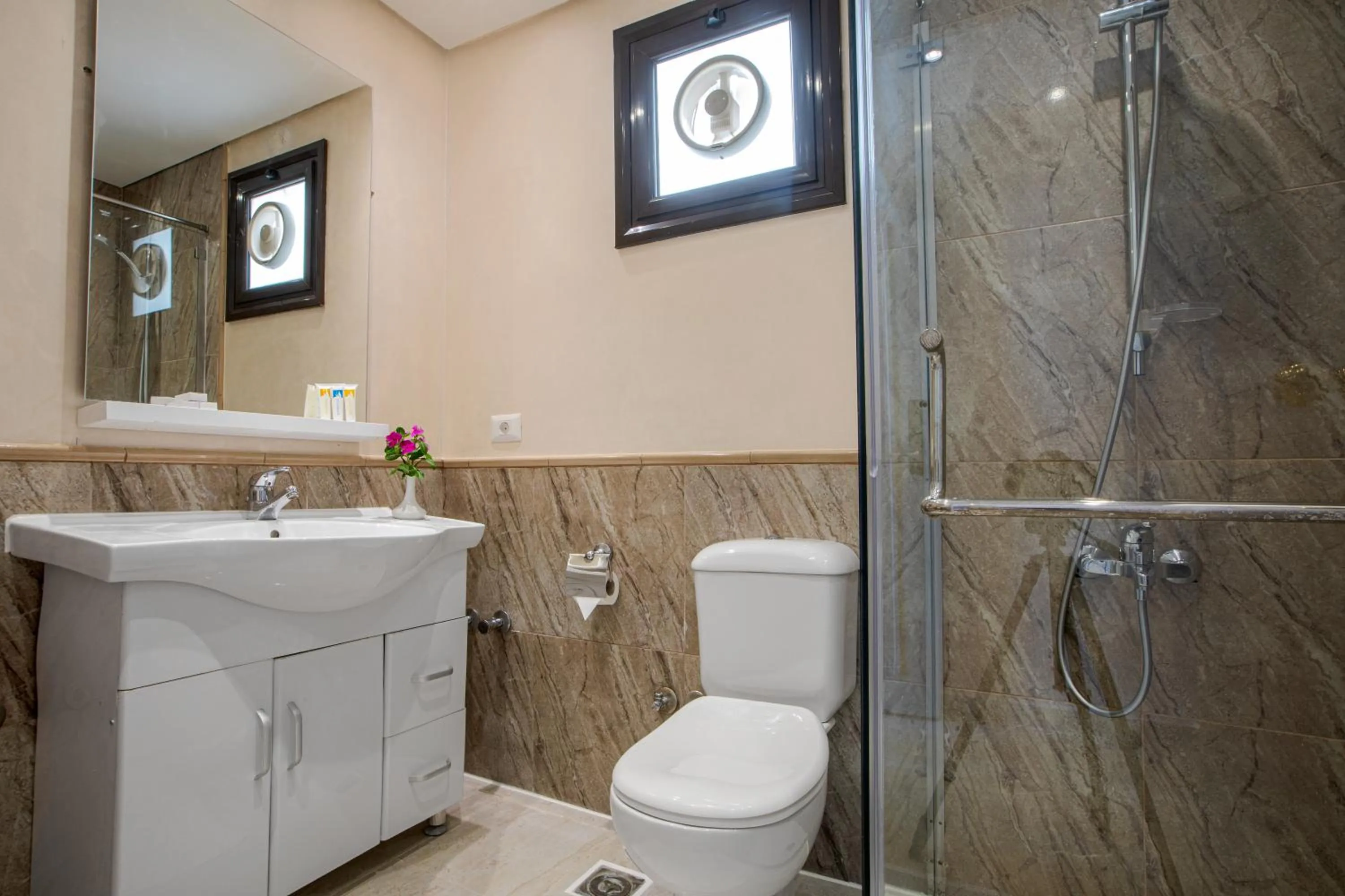 Shower in Sky View Suites Hotel