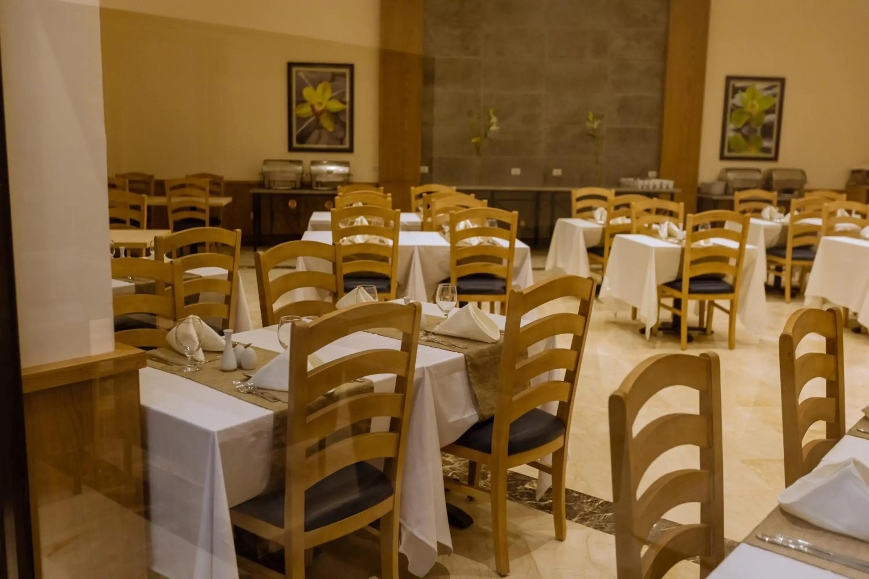 Restaurant/places to eat in Sky View Suites Hotel Restaurant/places to eat in Sky View Suites Hotel