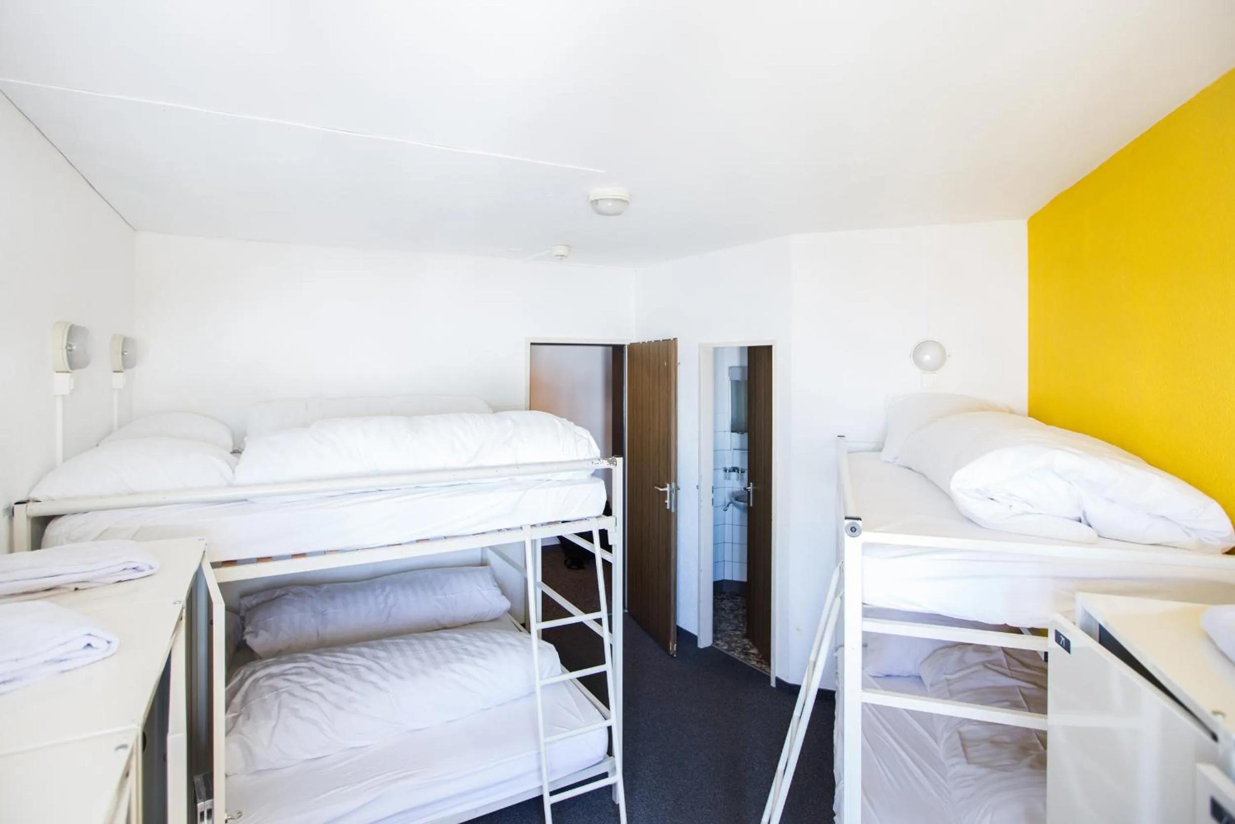 Bedroom, Bed in GALAAXY Mountain Hostel--Nur mit der Gondelbahn Erreichbar
