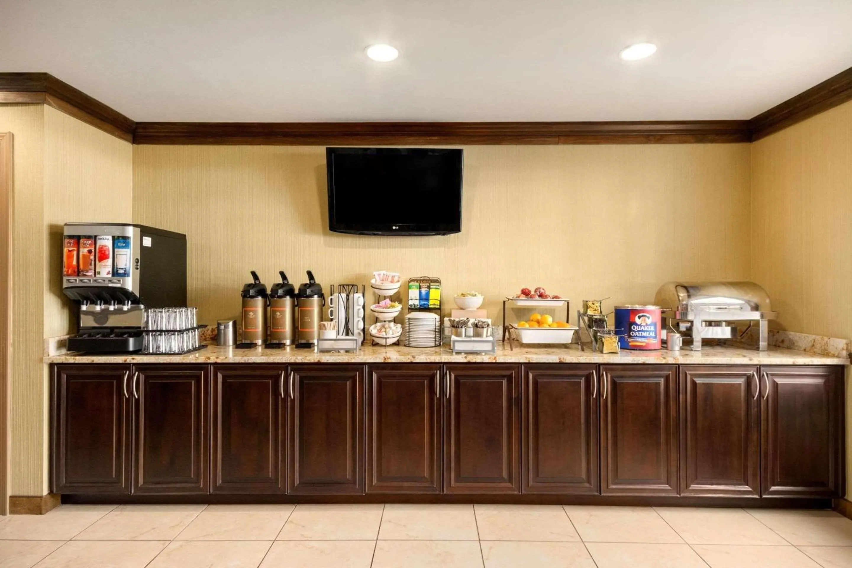 Breakfast in Country Inn & Suites by Radisson, Norcross, GA