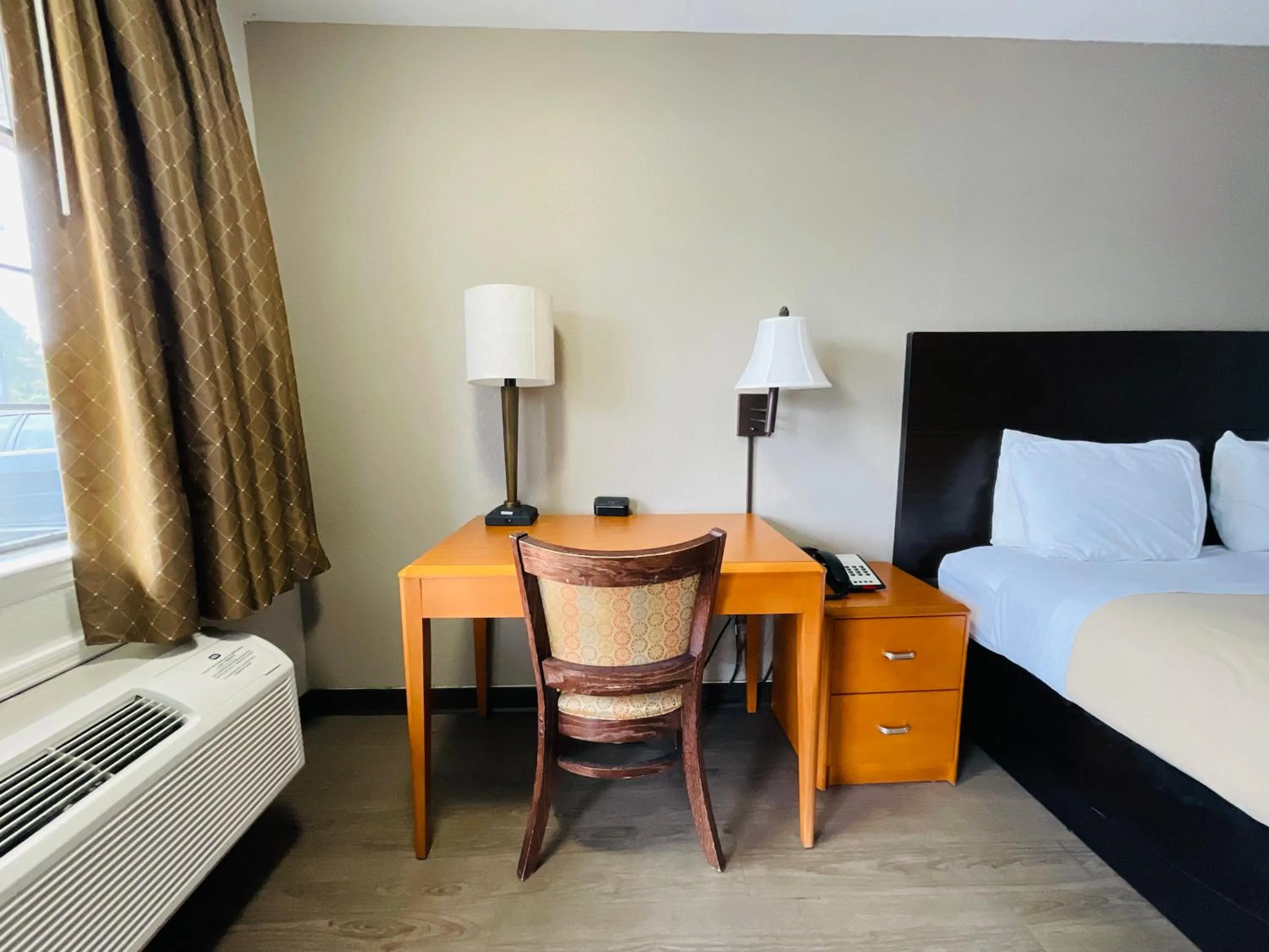 Bed in Savannah Inn - Savannah I-95 North