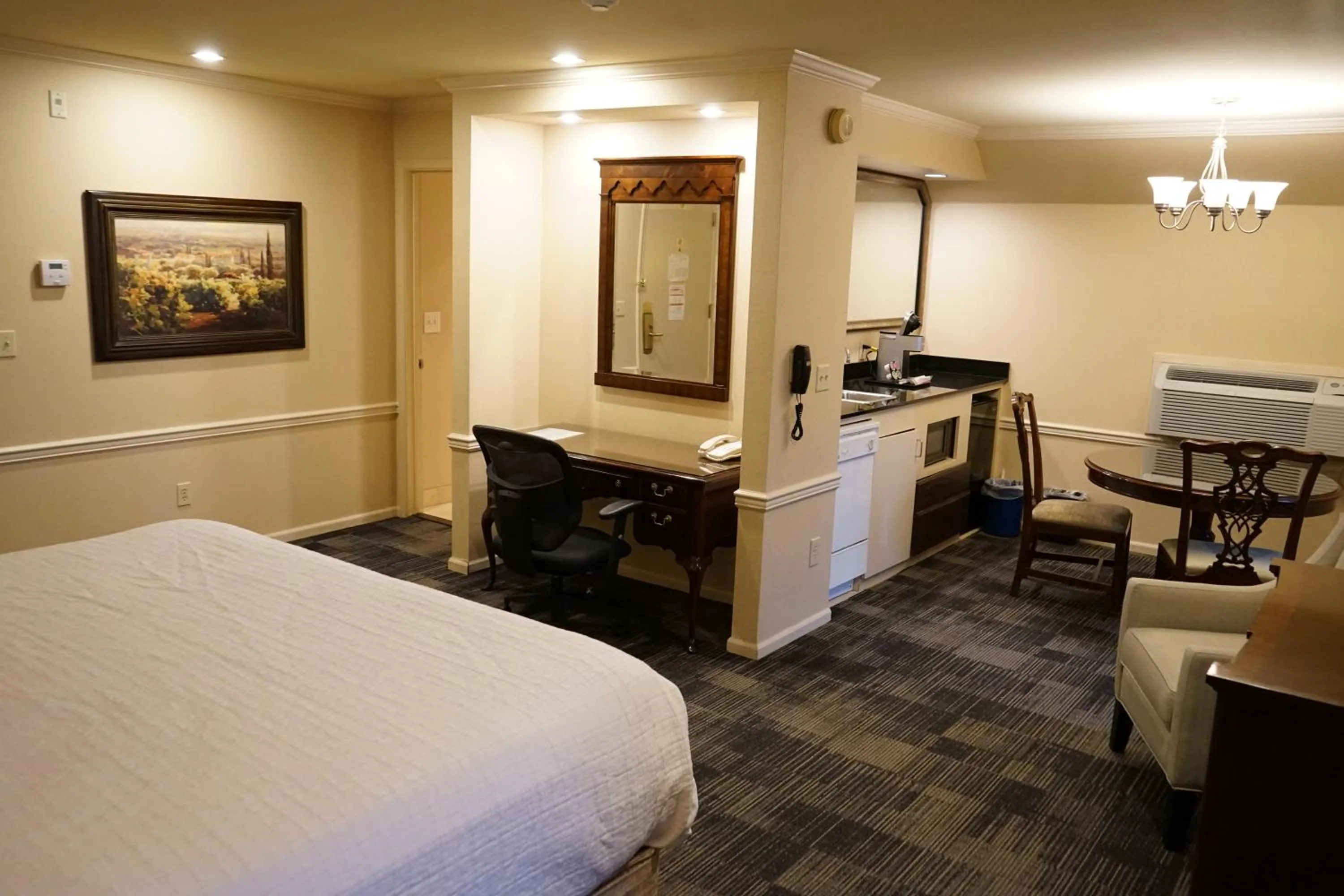 Bedroom, Bed in Wingate by Wyndham Bellingham Heritage Inn