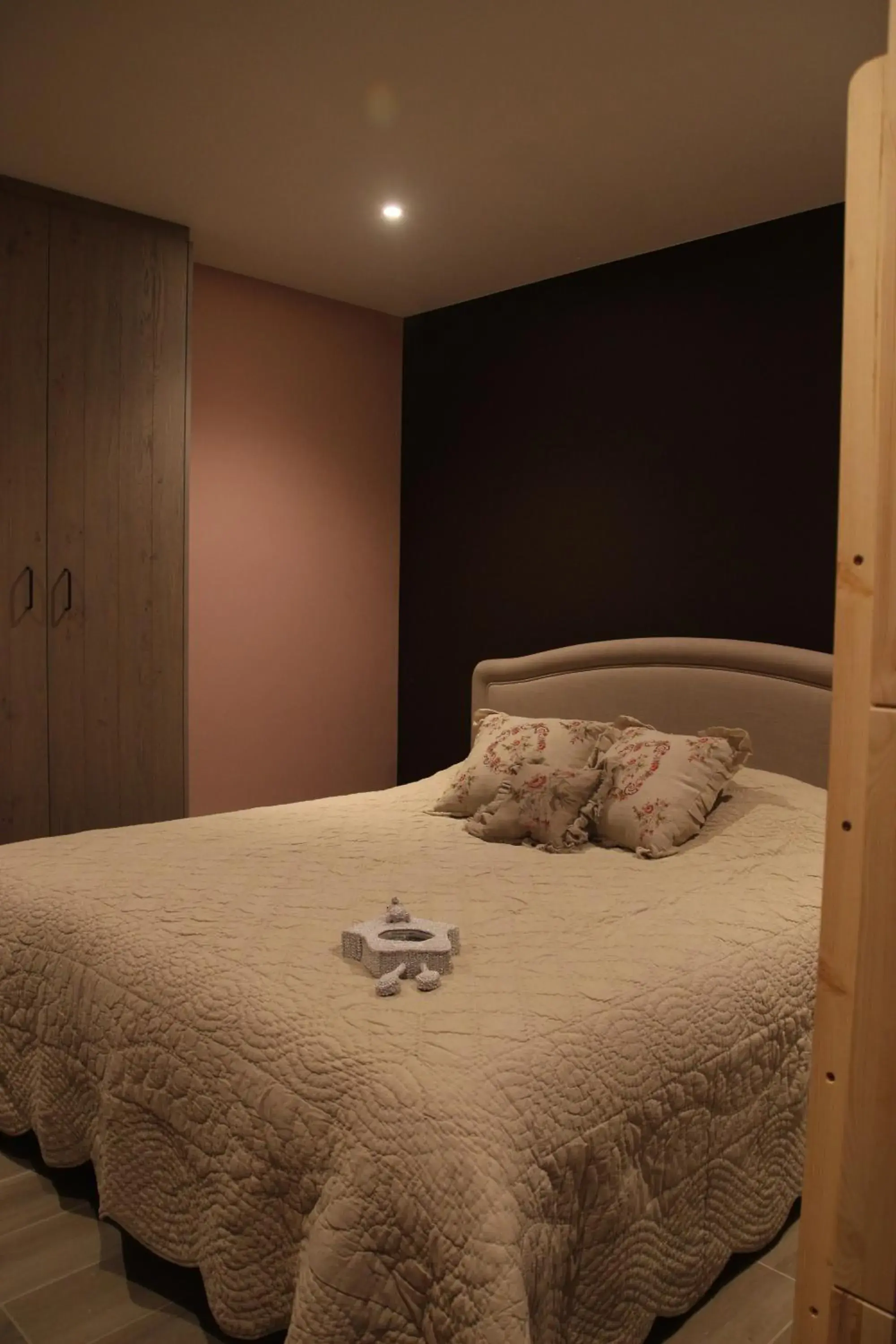 King Room with Roll-In Shower - Disability Access in B&B Dotter 17 King Room with Roll-In Shower - Disability Access in B&B Dotter 17