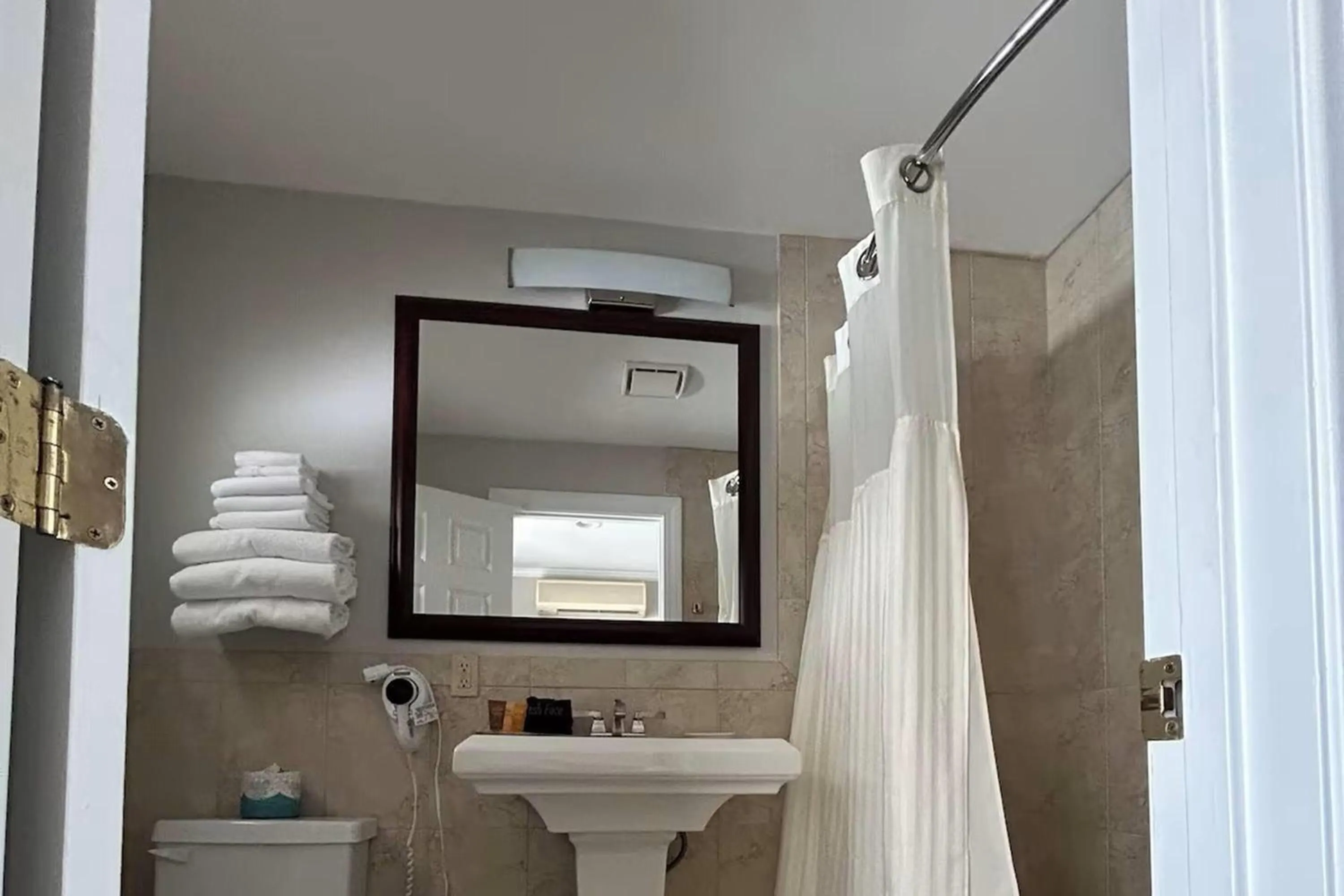 Bathroom in Golden Gables Inn Dazzler Select by Wyndham