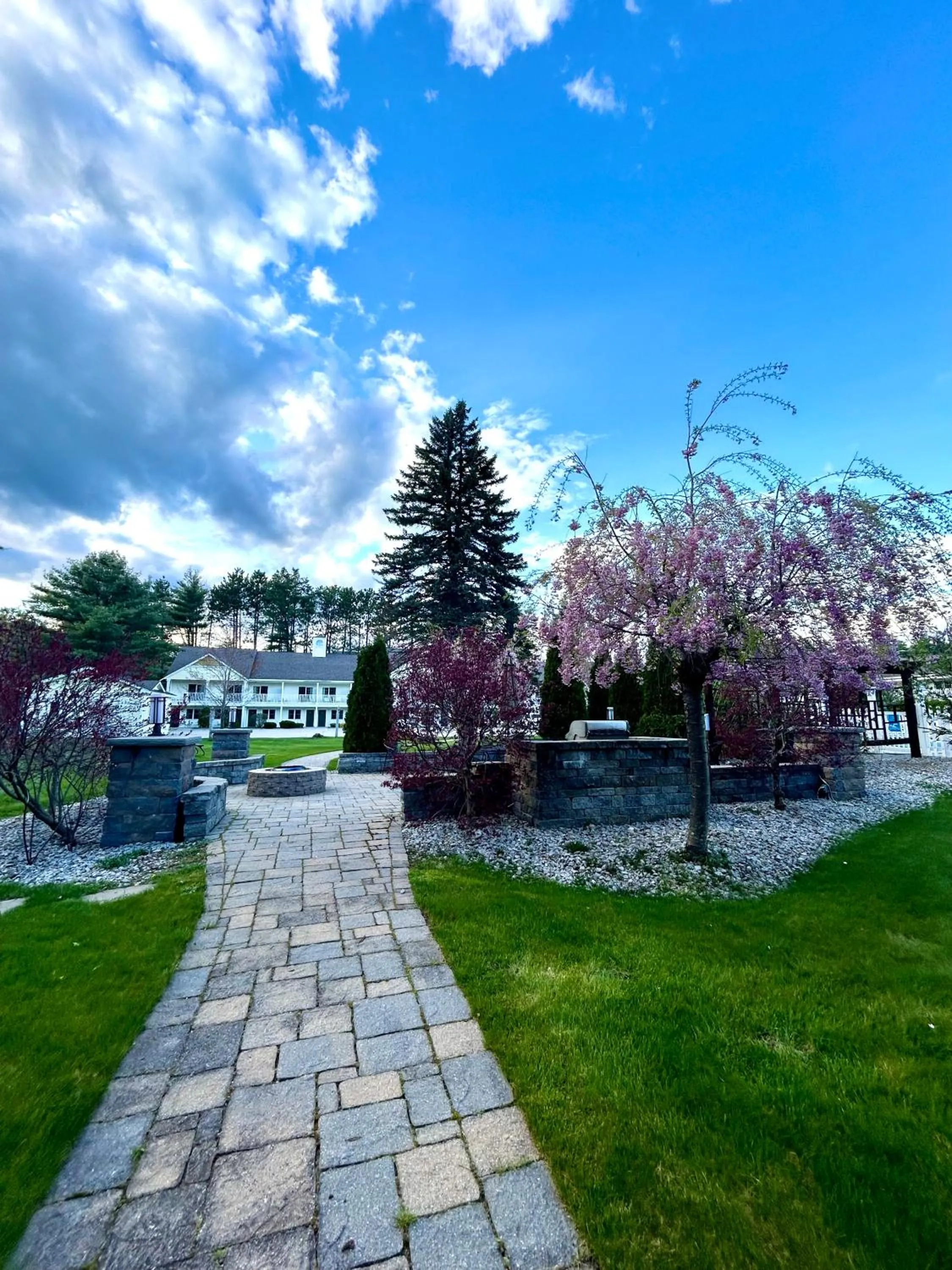 Inner courtyard view in Golden Gables Inn