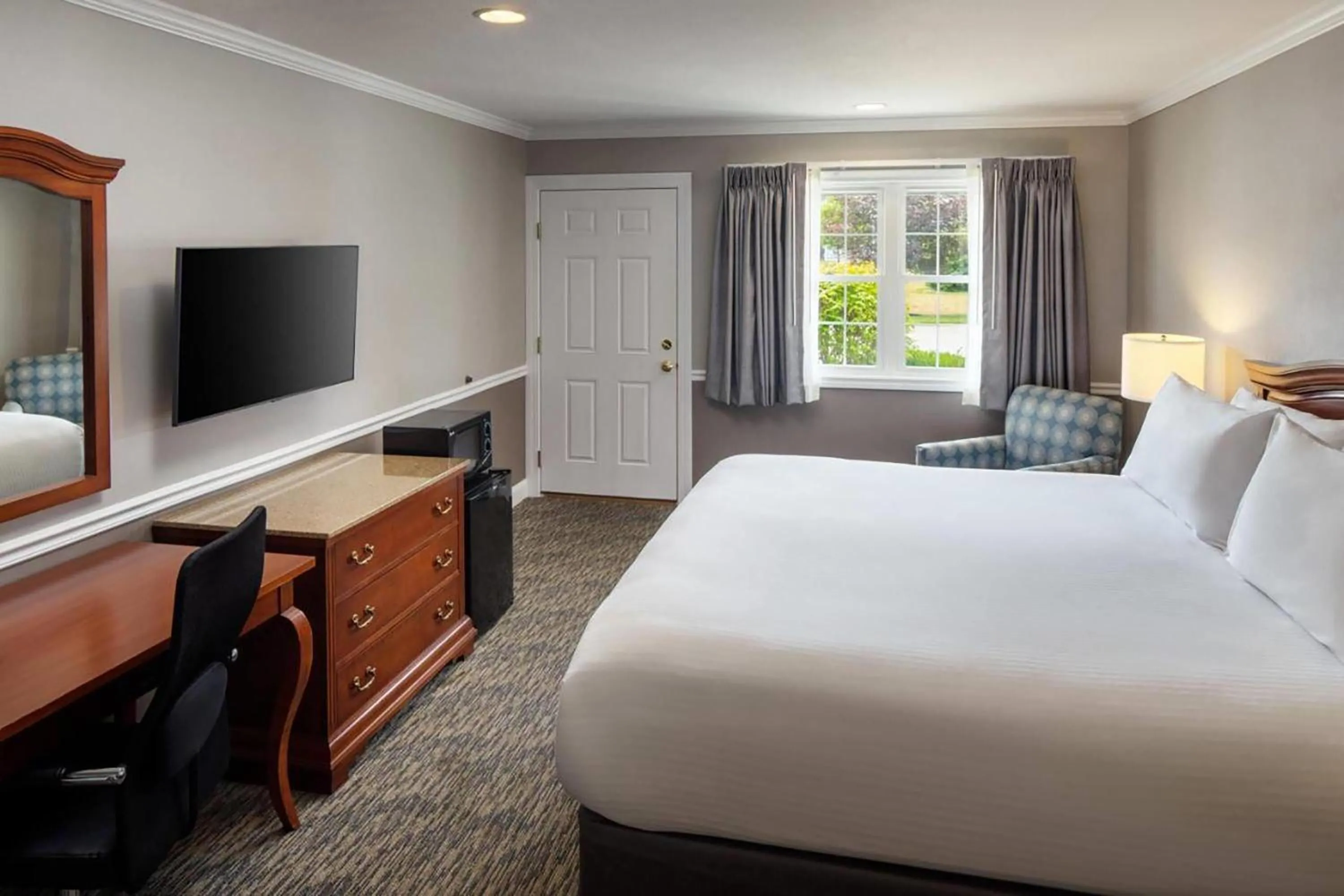 Photo of the whole room, Bed in Golden Gables Inn Dazzler Select by Wyndham