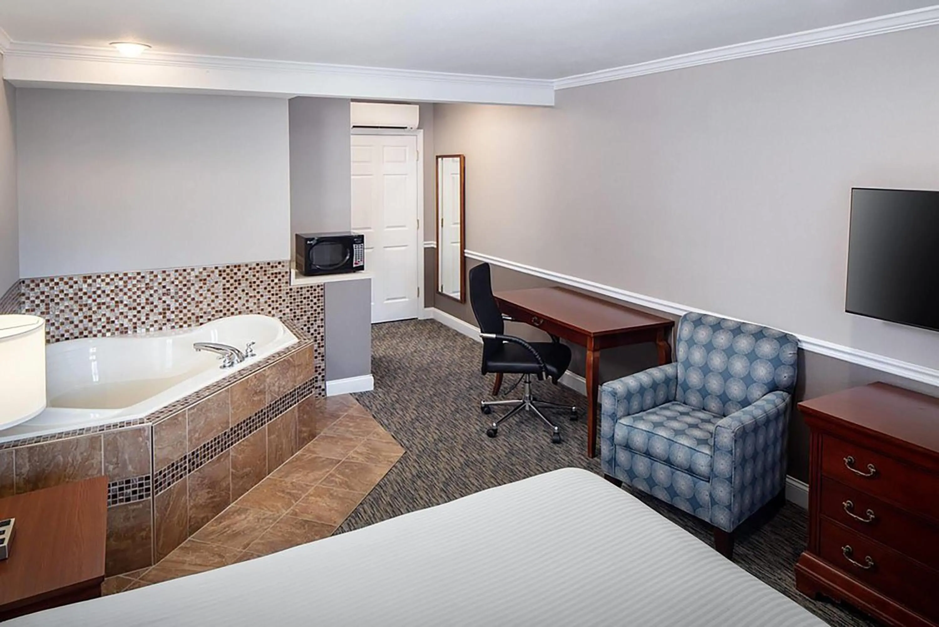 Photo of the whole room, Bed in Golden Gables Inn Dazzler Select by Wyndham