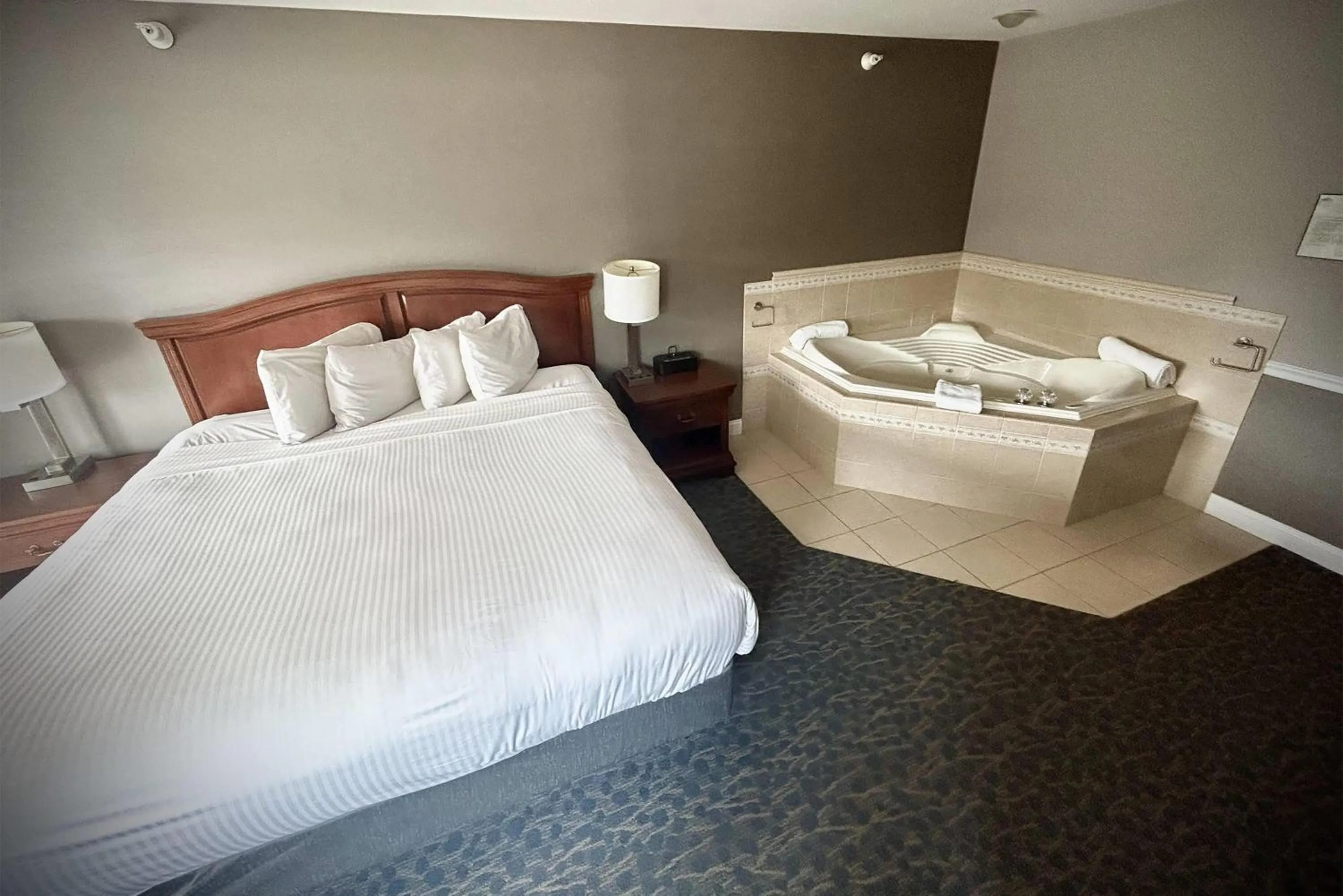 Photo of the whole room, Bed in Golden Gables Inn Dazzler Select by Wyndham