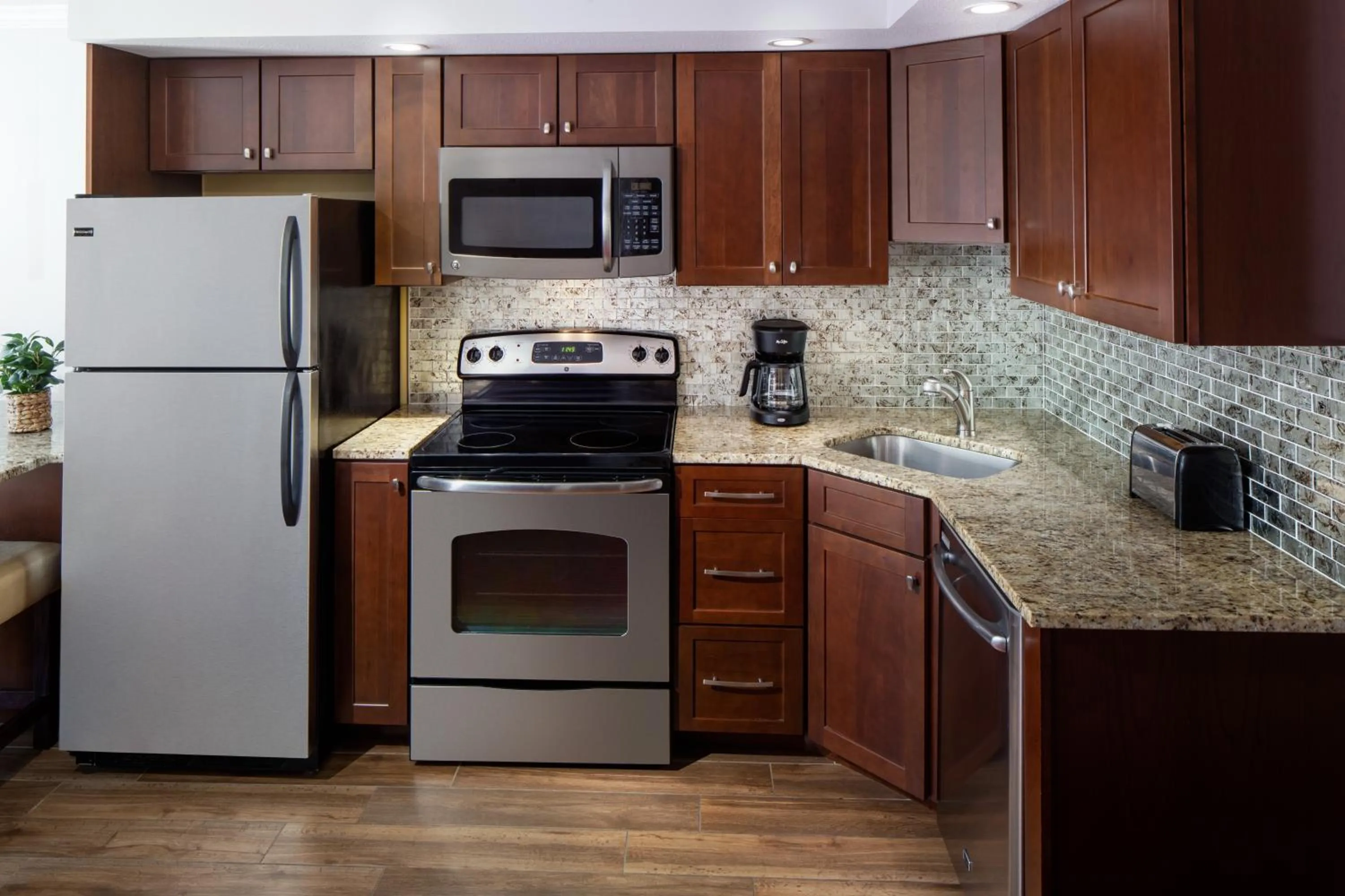 Kitchen or kitchenette in Golden Gables Inn