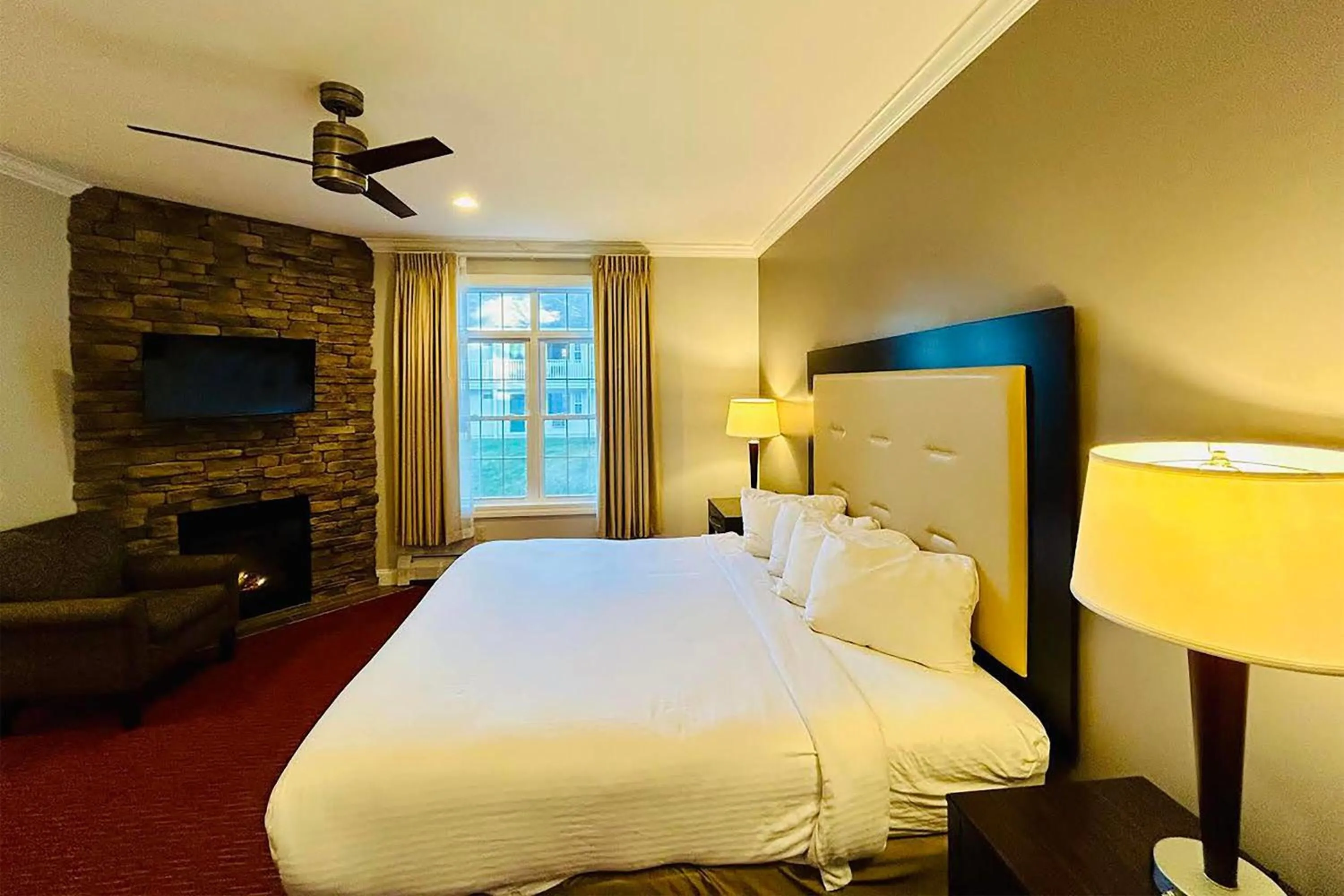 Photo of the whole room, Bed in Golden Gables Inn Dazzler Select by Wyndham