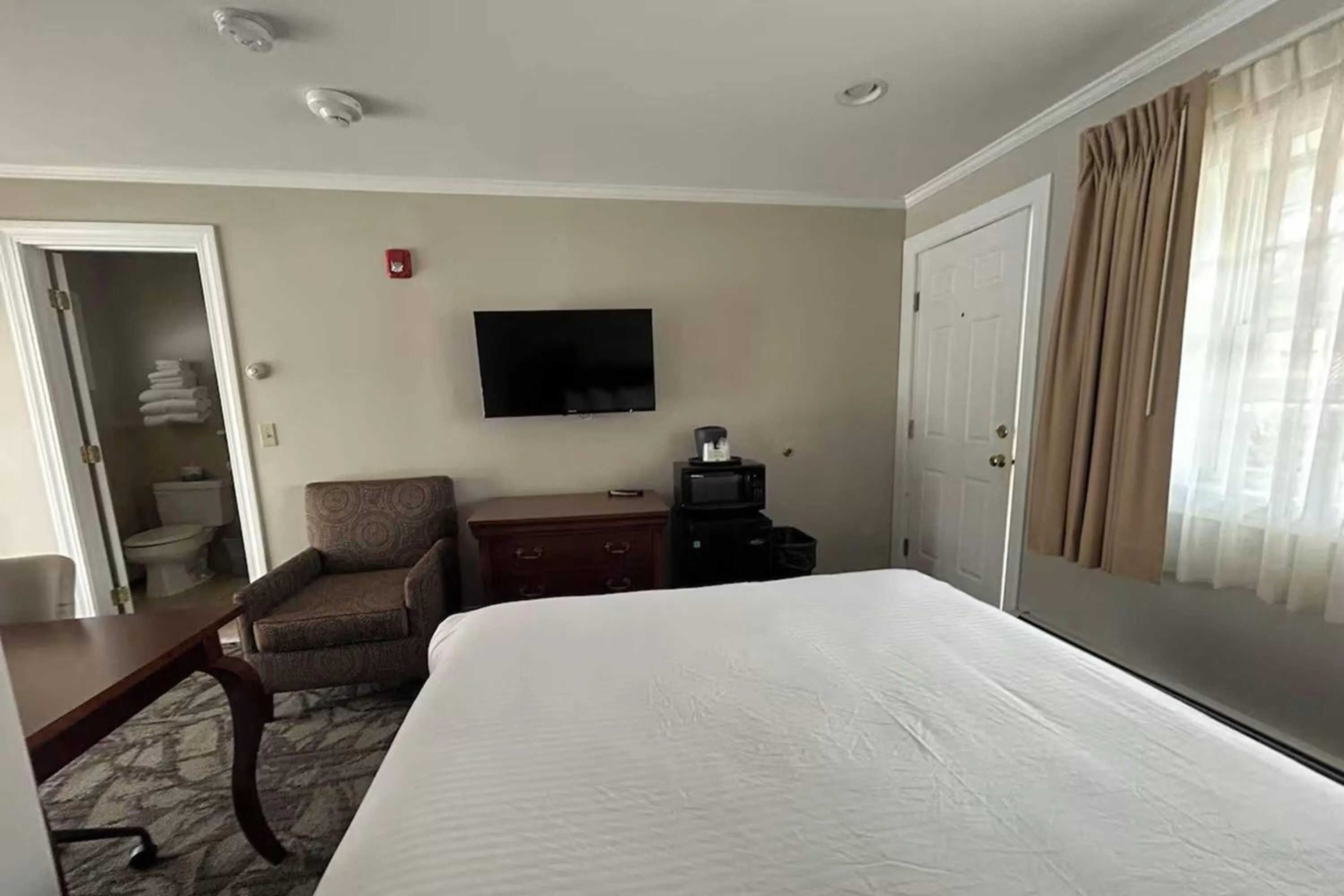Photo of the whole room, Bed in Golden Gables Inn Dazzler Select by Wyndham