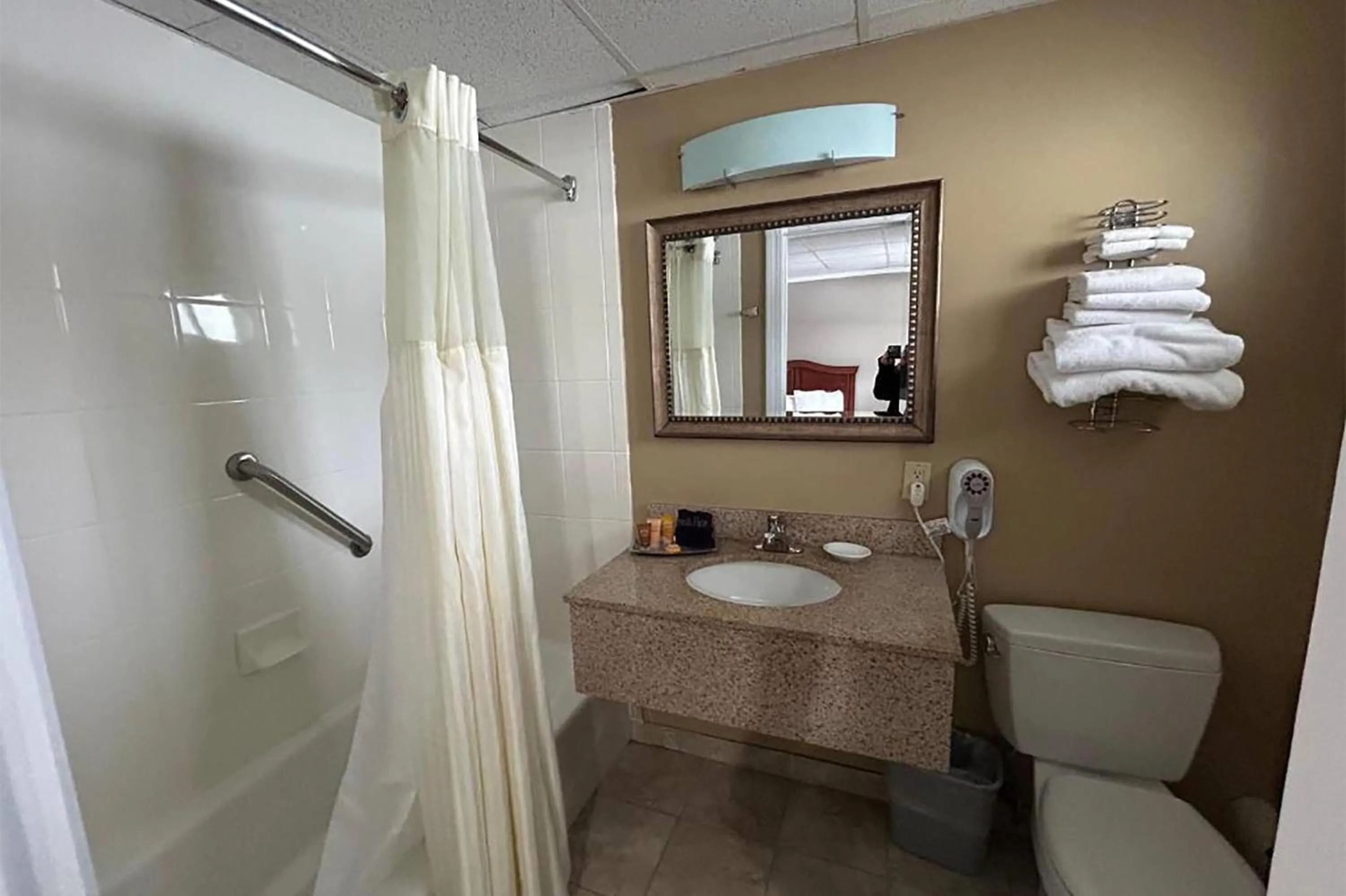 Bathroom in Golden Gables Inn Dazzler Select by Wyndham