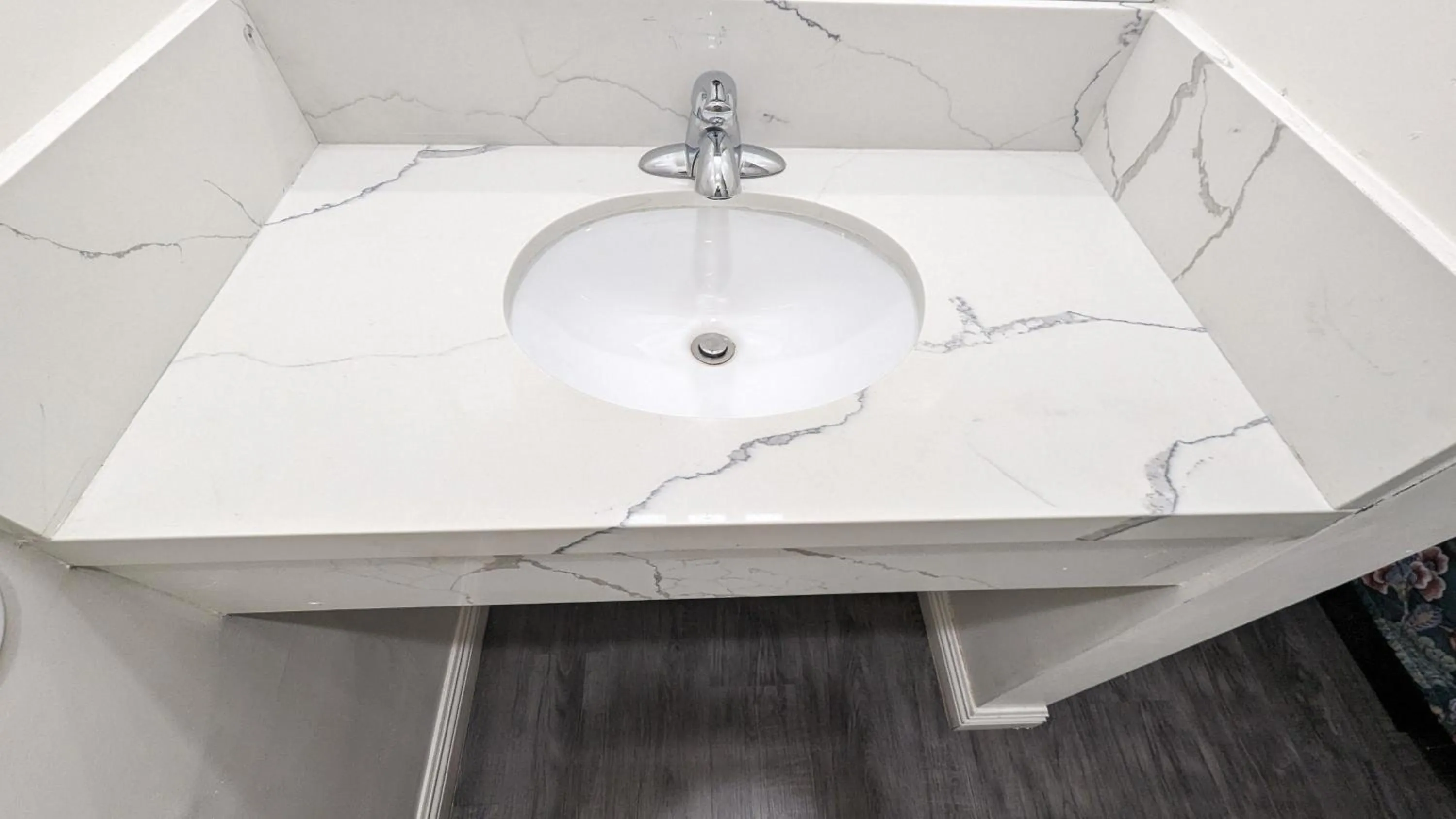 Bathroom in Airport Motel - Inglewood