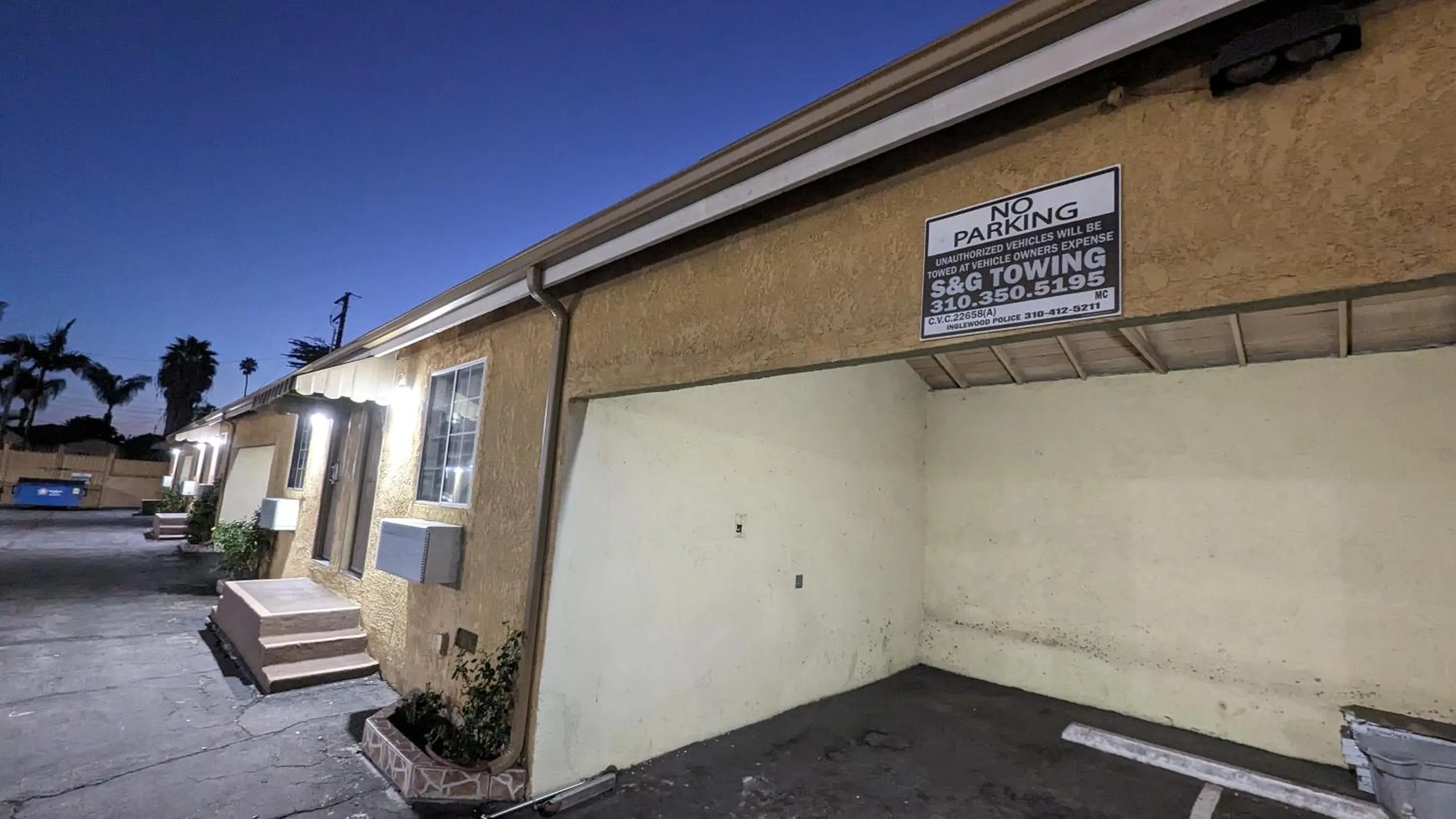 Parking in Airport Motel - Inglewood