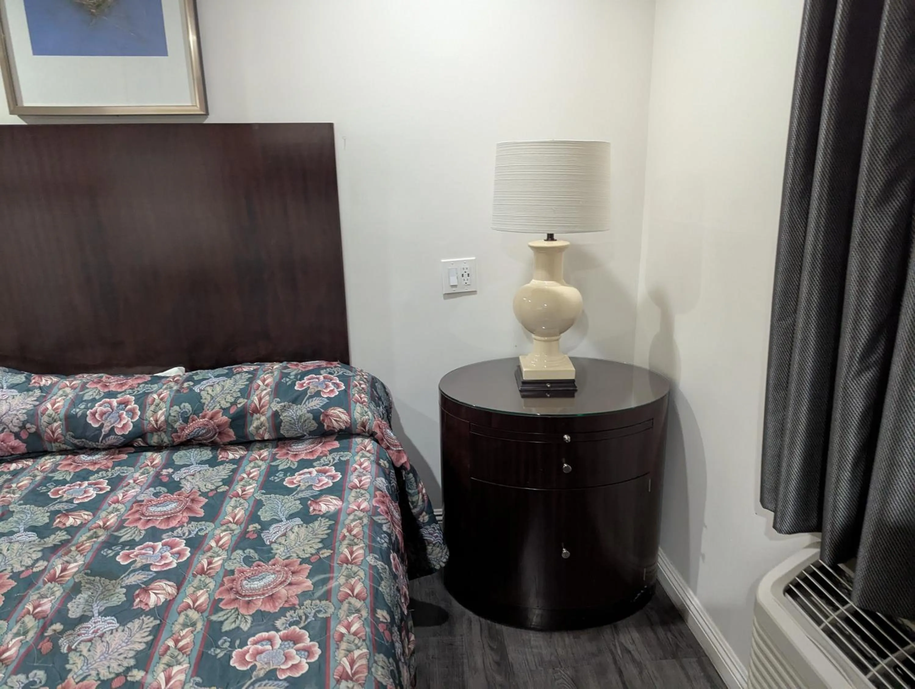 Bed in Airport Motel - Inglewood