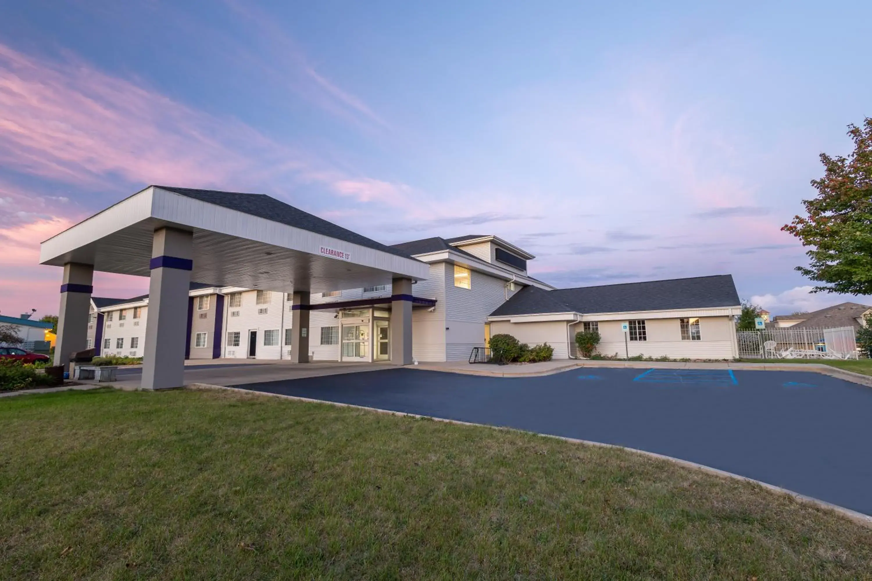 Property building in Super 8 by Wyndham Verona/Madison Property building in Super 8 by Wyndham Verona/Madison