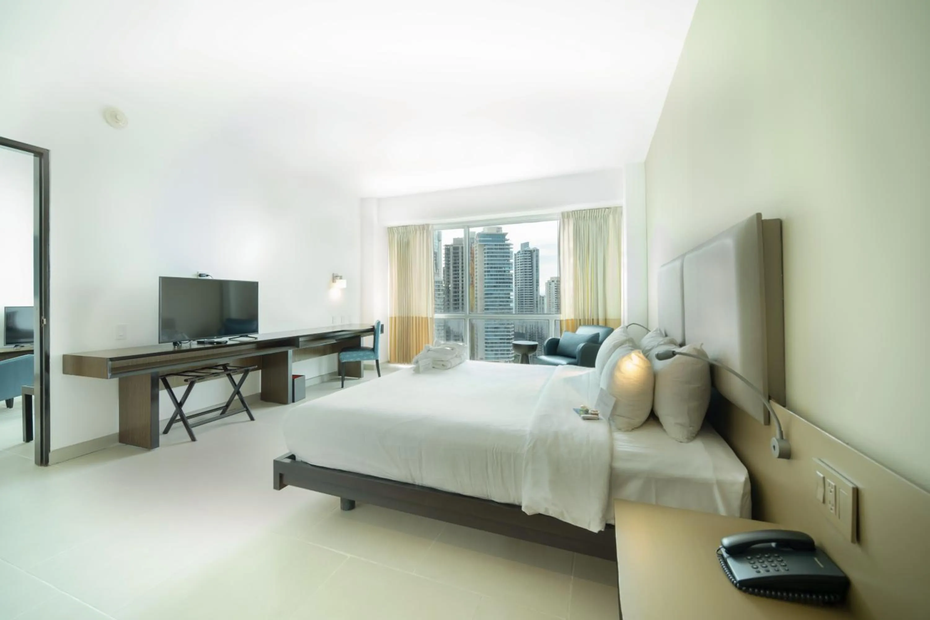 Bedroom, Bed in Decapolis Hotel Panama City