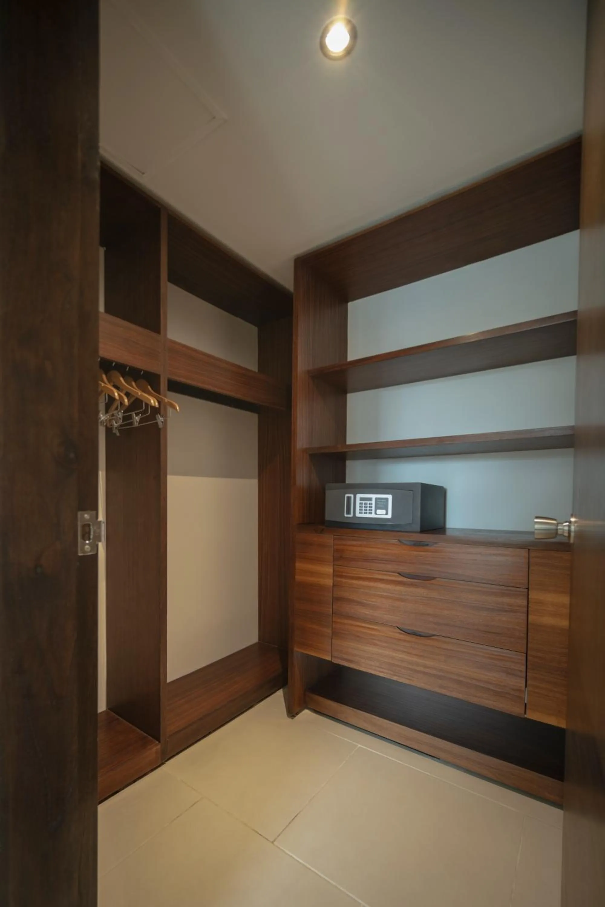 safe, Bed in Decapolis Hotel Panama City