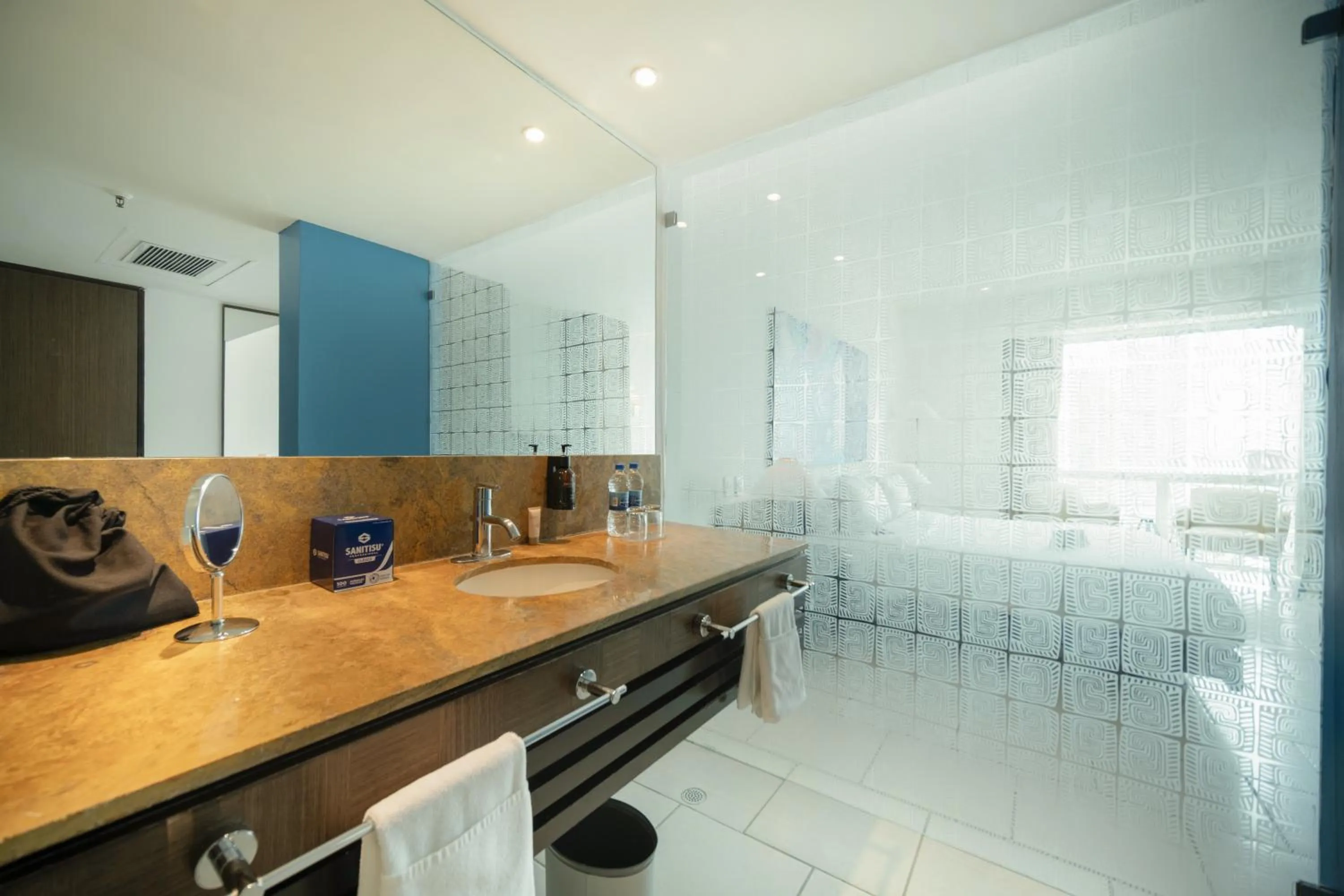 Bathroom, Bed in Decapolis Hotel Panama City