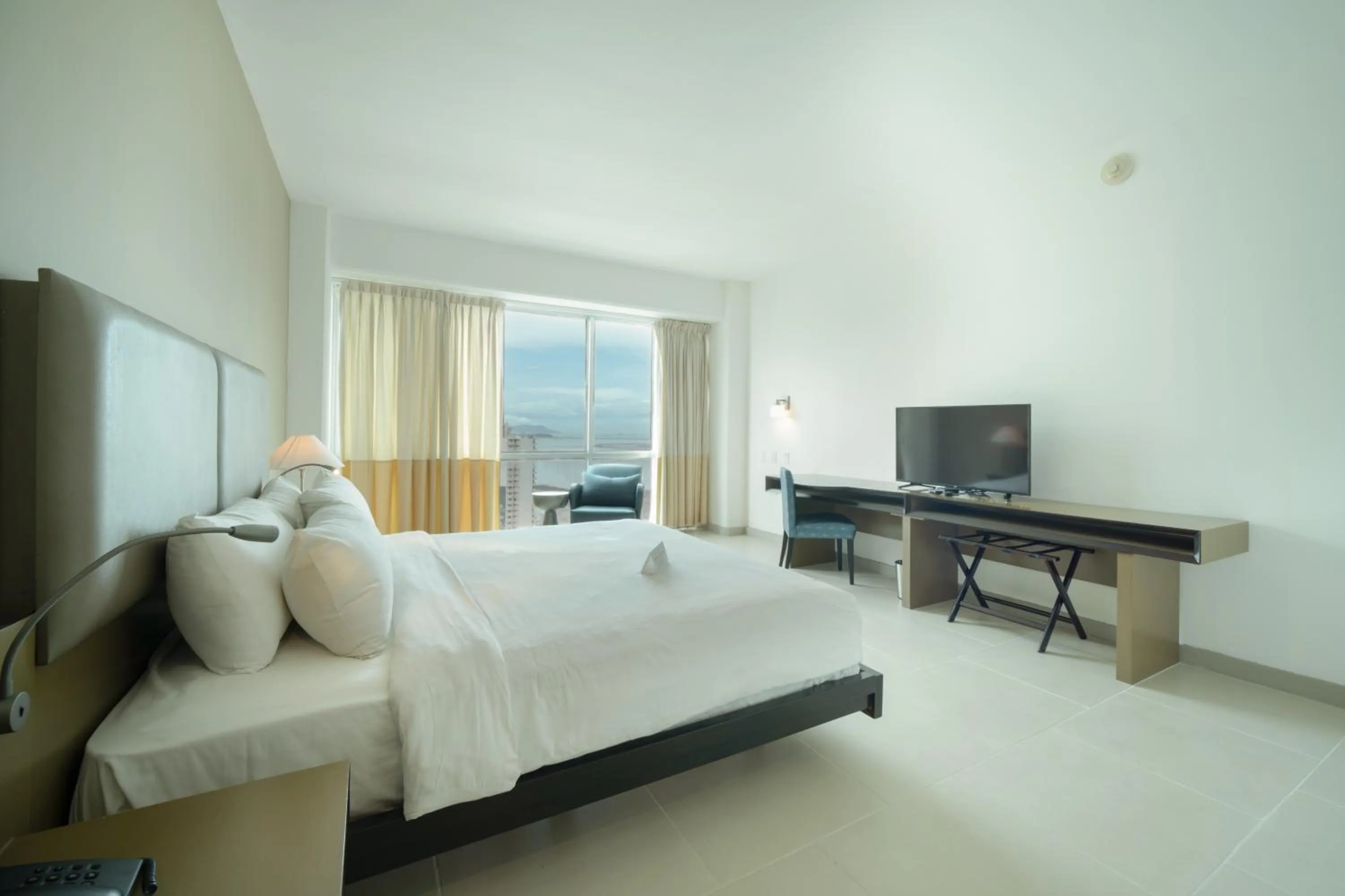 Photo of the whole room, Bed in Decapolis Hotel Panama City